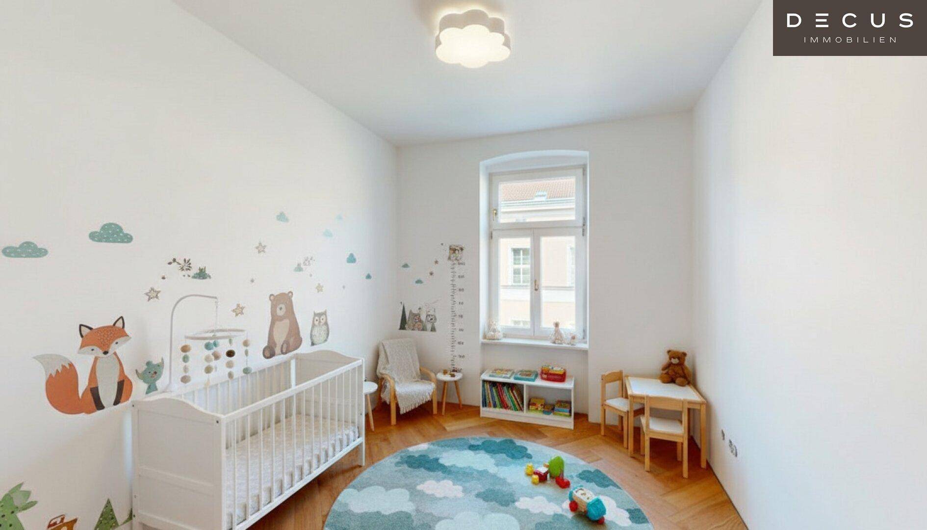 Freundliches Kinderzimmer mit Fischgrätparkett, Babybett, Spielteppich und Wanddekoration.