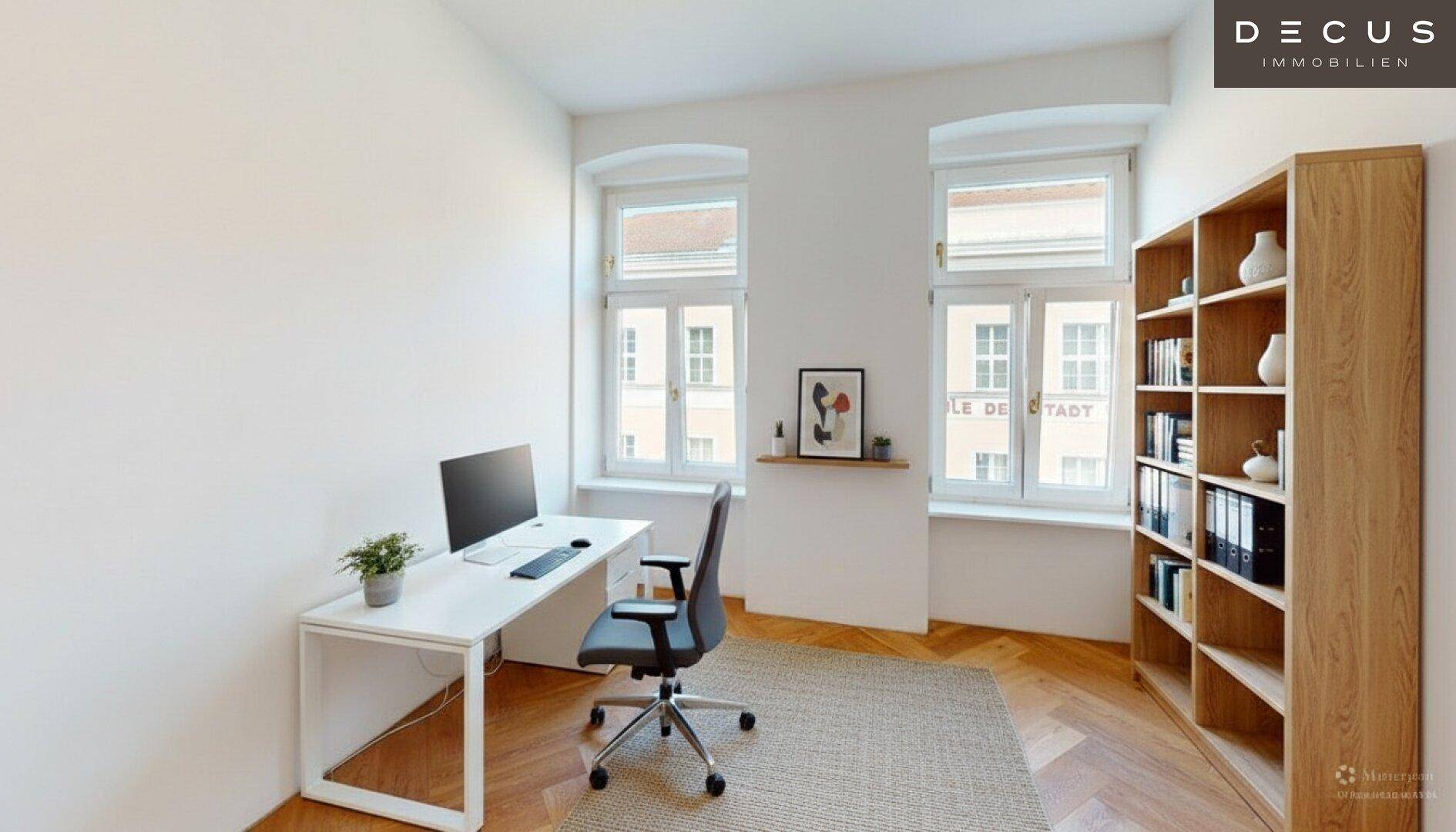 Helles Arbeitszimmer mit Schreibtisch, Bürostuhl und Bücherregal, ausgestattet mit Parkettboden.