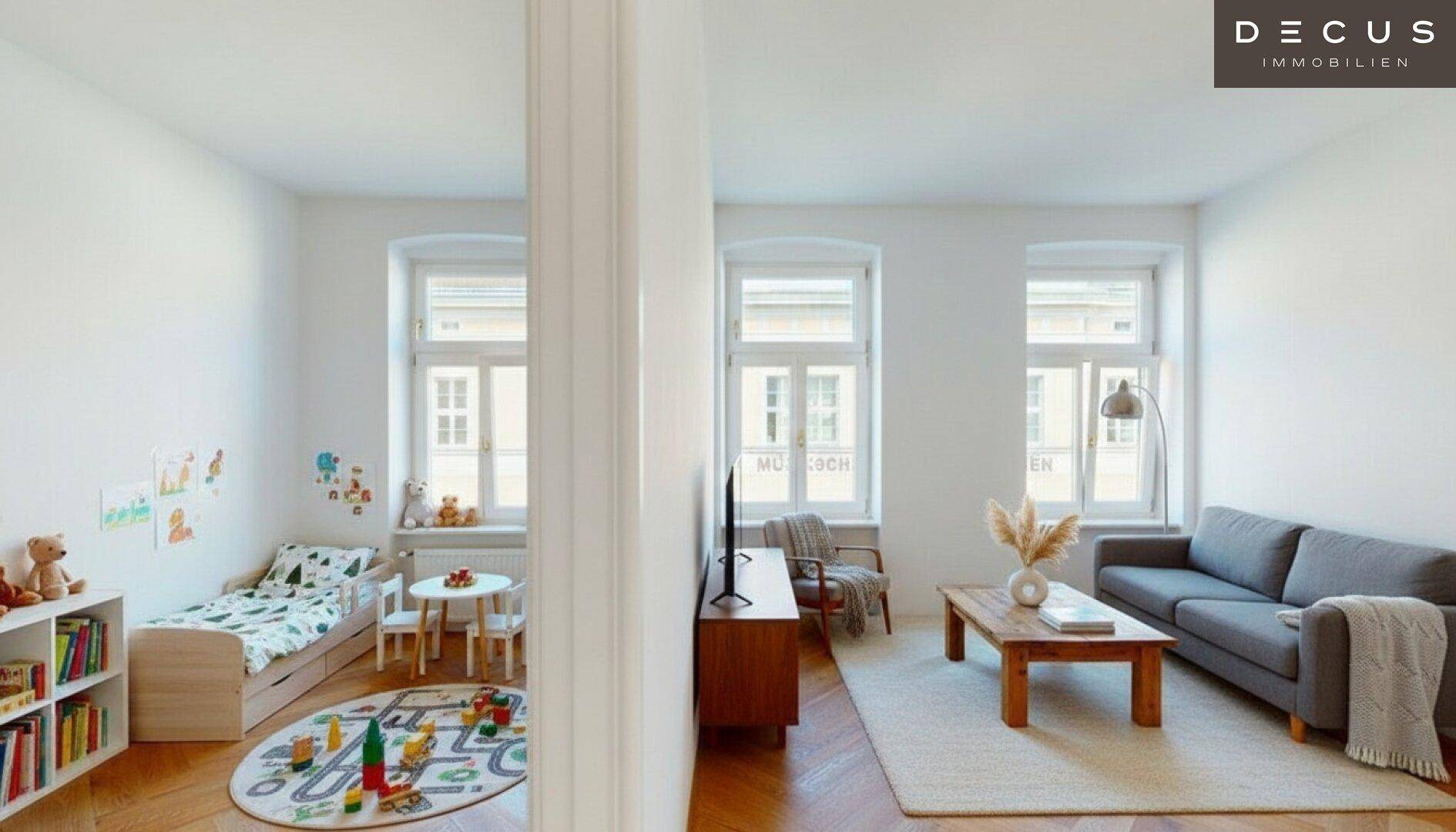 Heller Wohnbereich mit Parkettboden, aufgeteilt in Wohnzimmer und Kinderbereich mit Spielzeug.