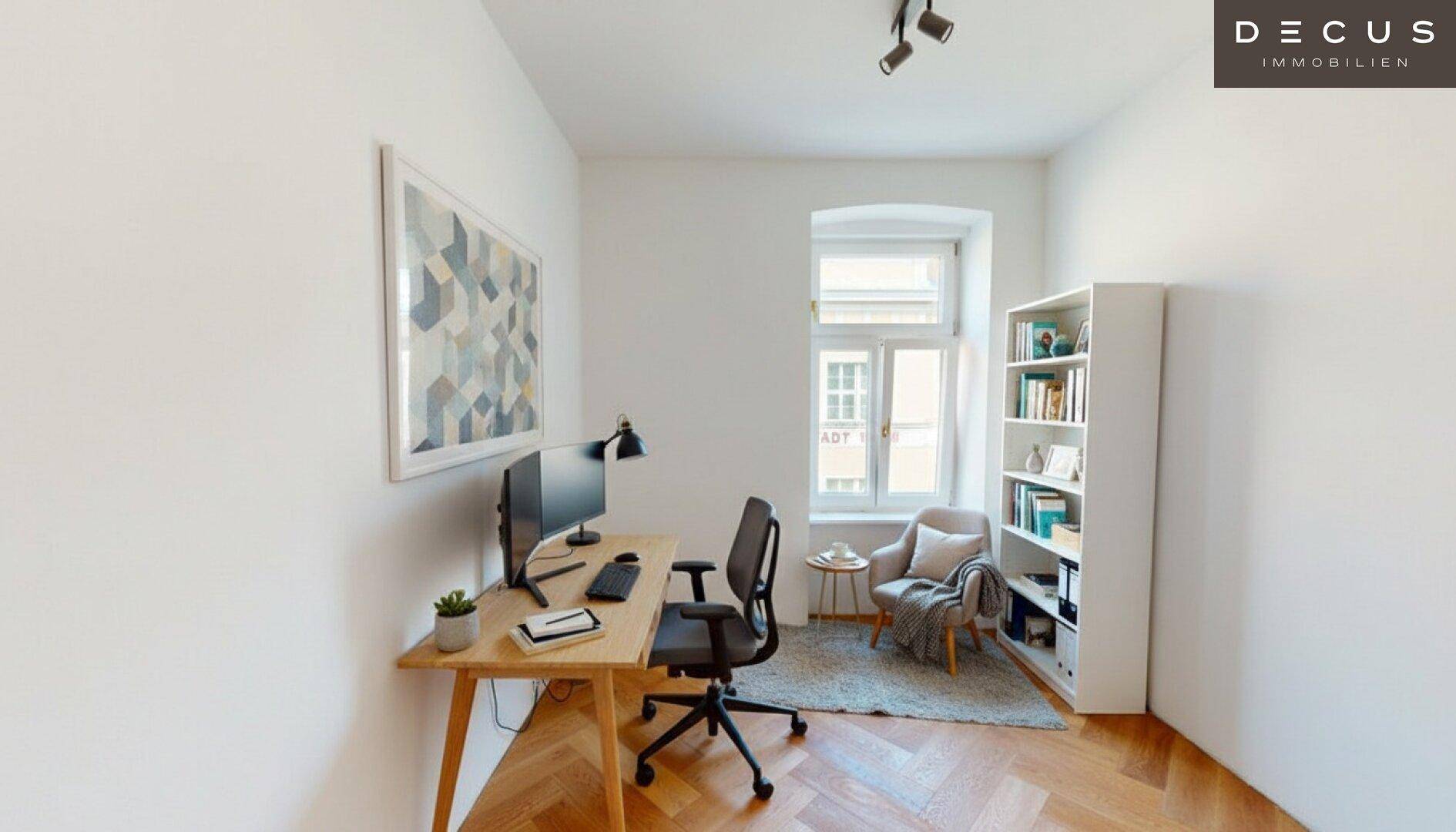 Modern eingerichtetes Arbeitszimmer mit Schreibtisch, Bürostuhl und Bücherregal, hell und funktional.