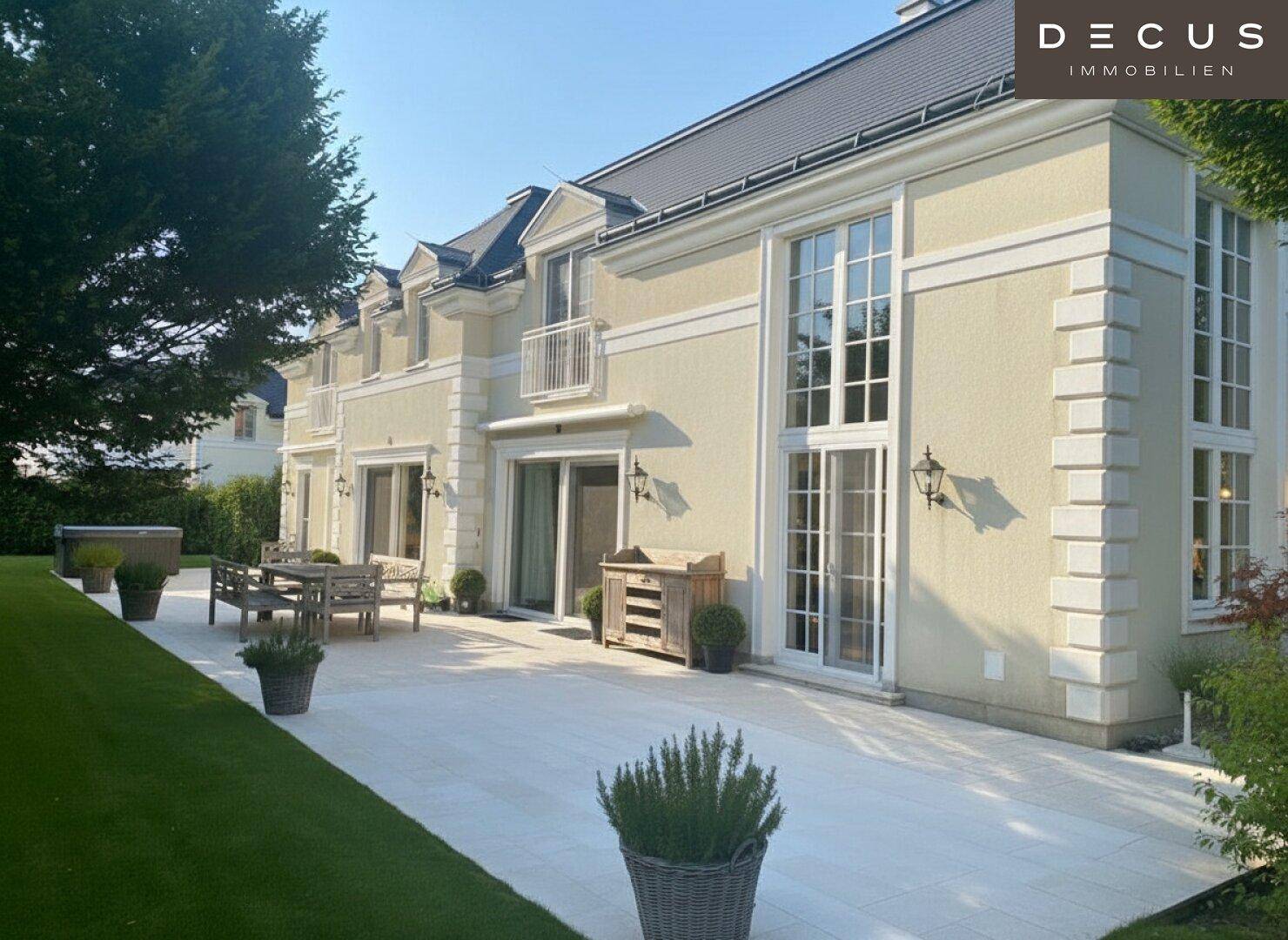 Sonnige Terrasse mit Gartenmöbeln und Zugang zum weitläufigen Garten der Villa.