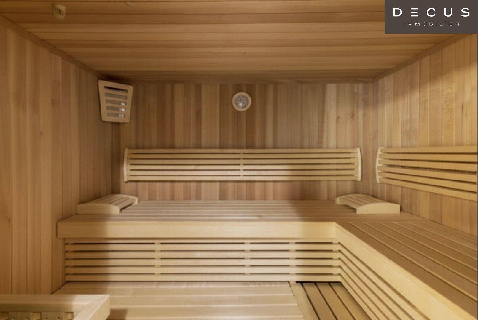Traditionelle Holzsauna mit mehreren Bänken für Entspannung und Wellness.
