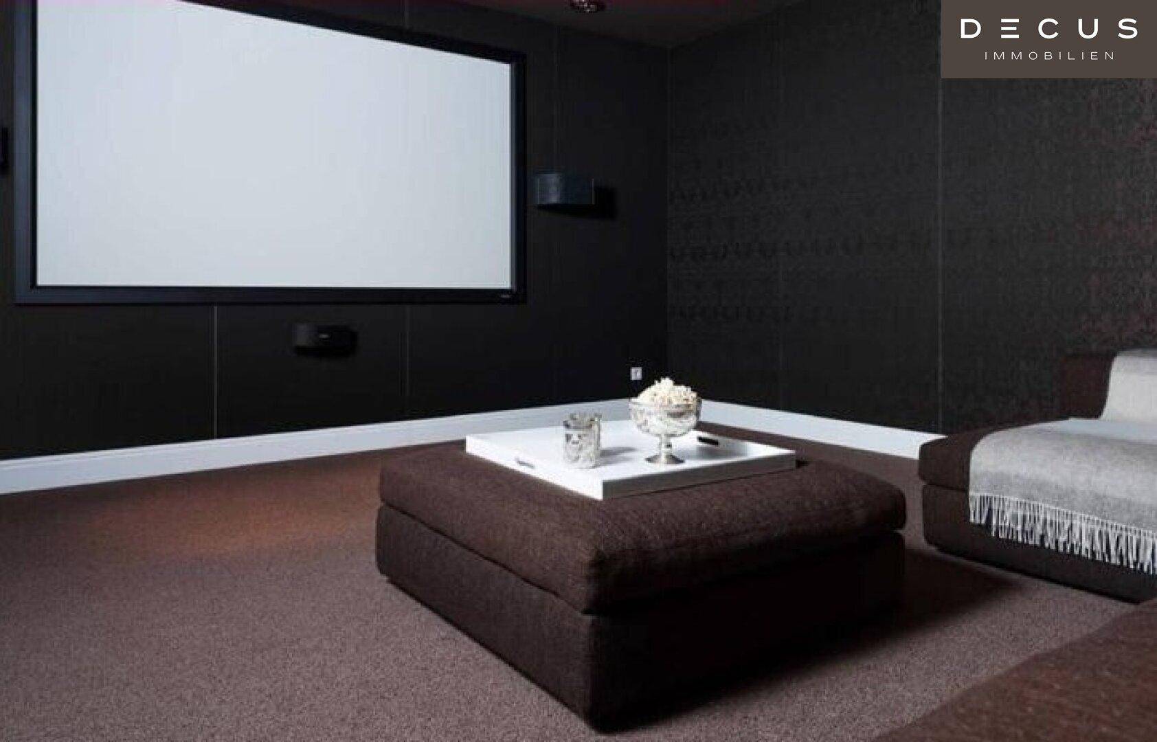 Gemütlicher Heimkinoraum mit großer Leinwand, dunklen Wänden und bequemen Sitzgelegenheiten.