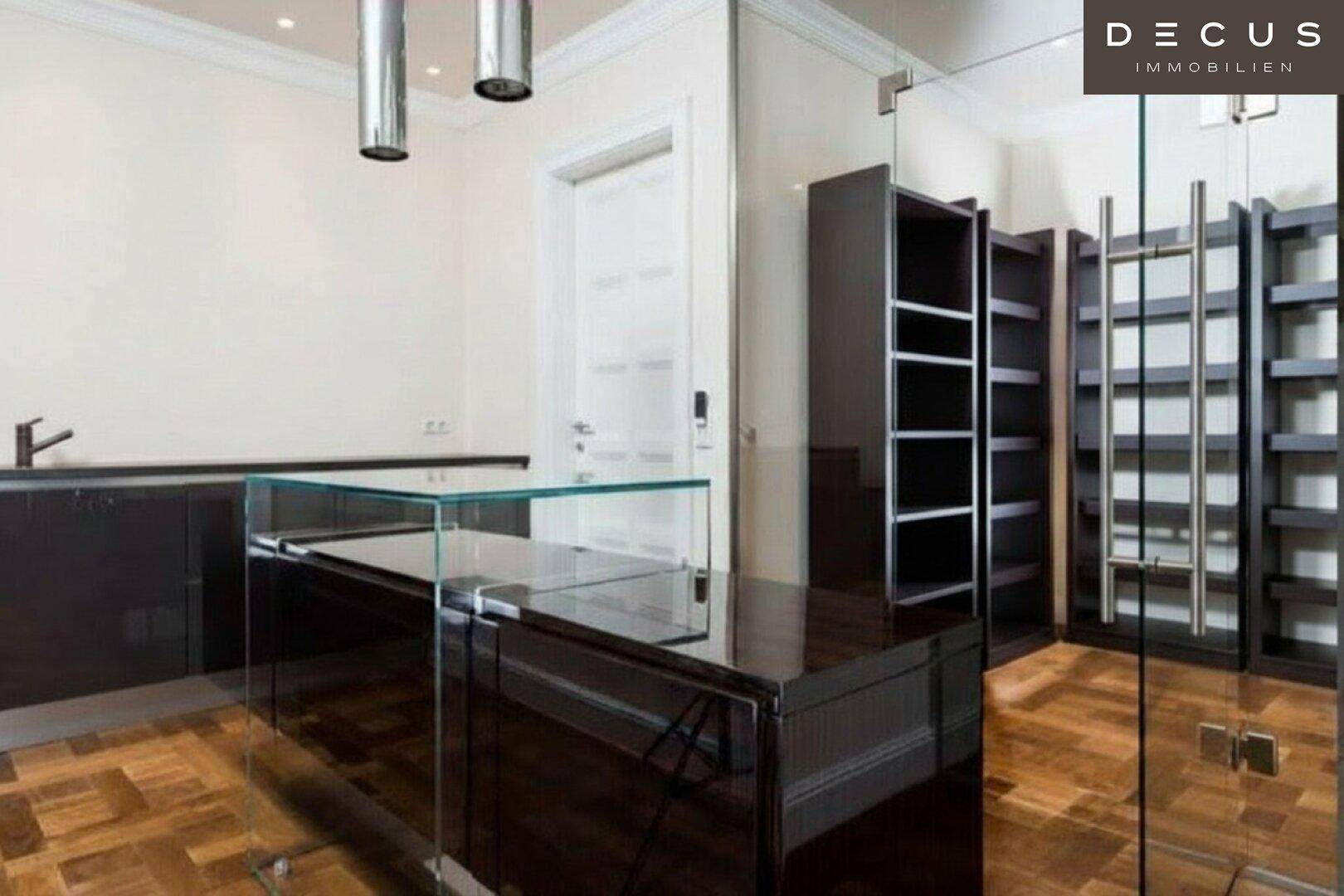 Elegante Küchenzeile mit dunklen Hochglanzschränken, Glasvitrinen und Parkettboden, ideal für eine Bar.