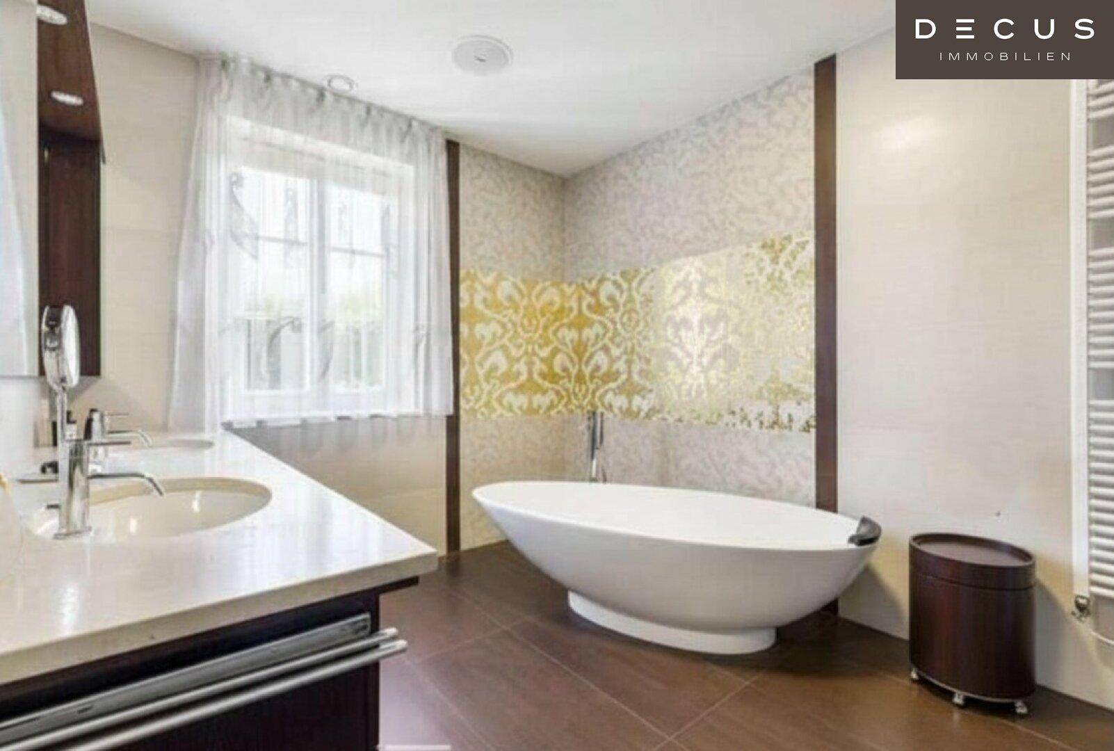 Stilvolles Badezimmer mit freistehender Badewanne, Einzelwaschbecken und Fenster für natürliches Licht.