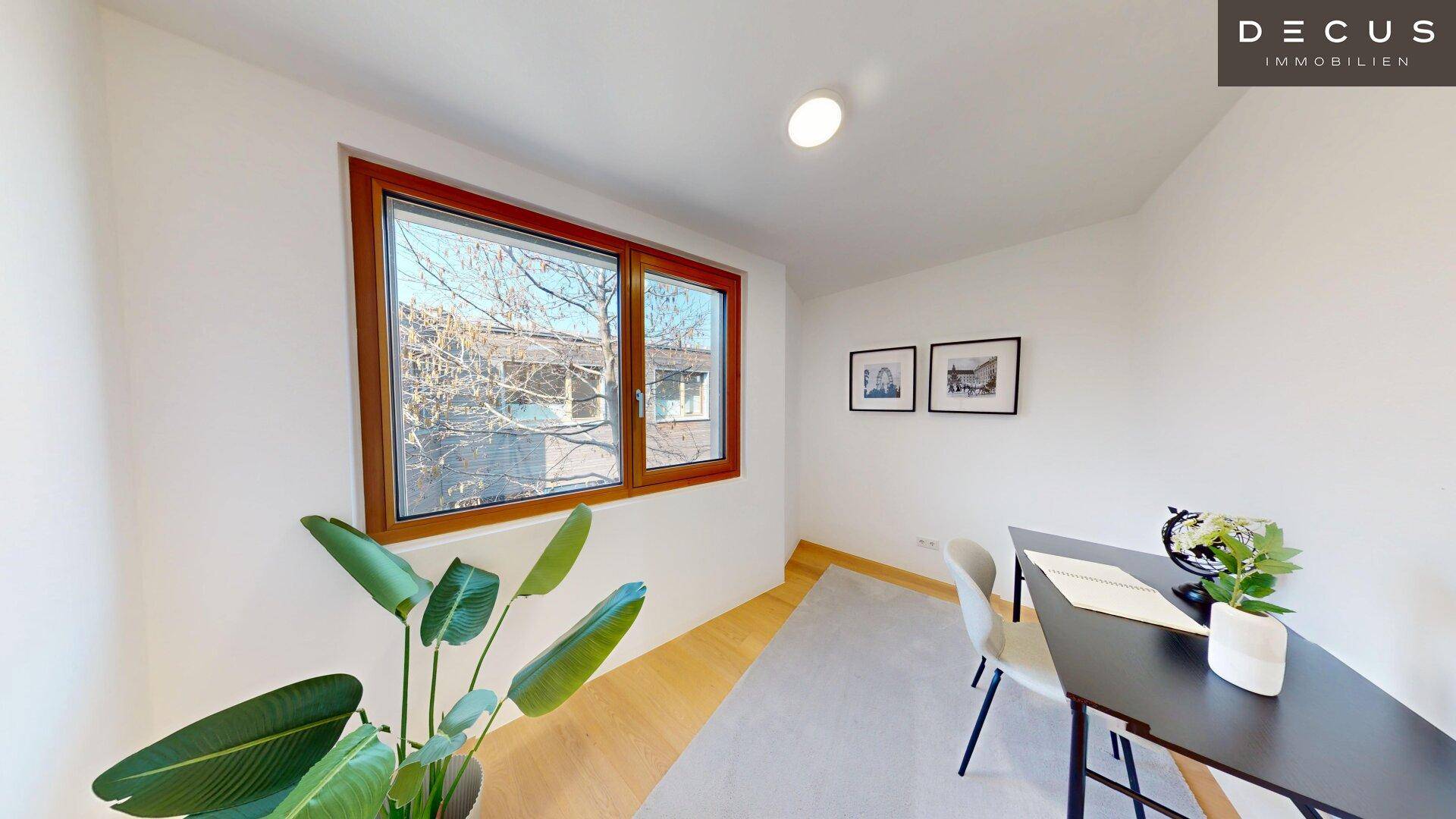 Ruhiges Arbeitszimmer mit Schreibtisch, Holzboden und Fenster für natürliches Licht.