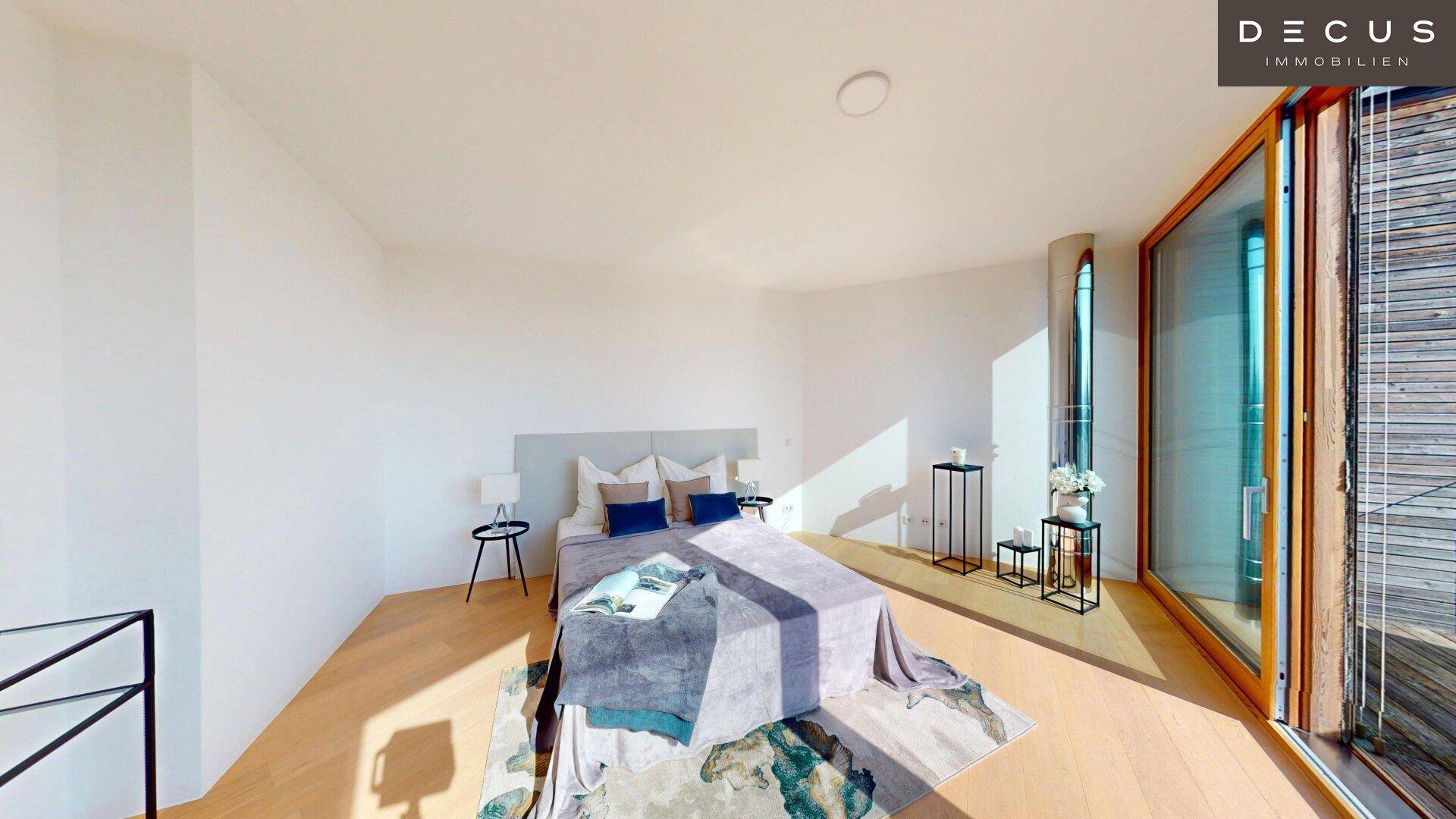 Geräumiges Schlafzimmer mit Doppelbett, Holzboden und Zugang zu einem Außenbereich.