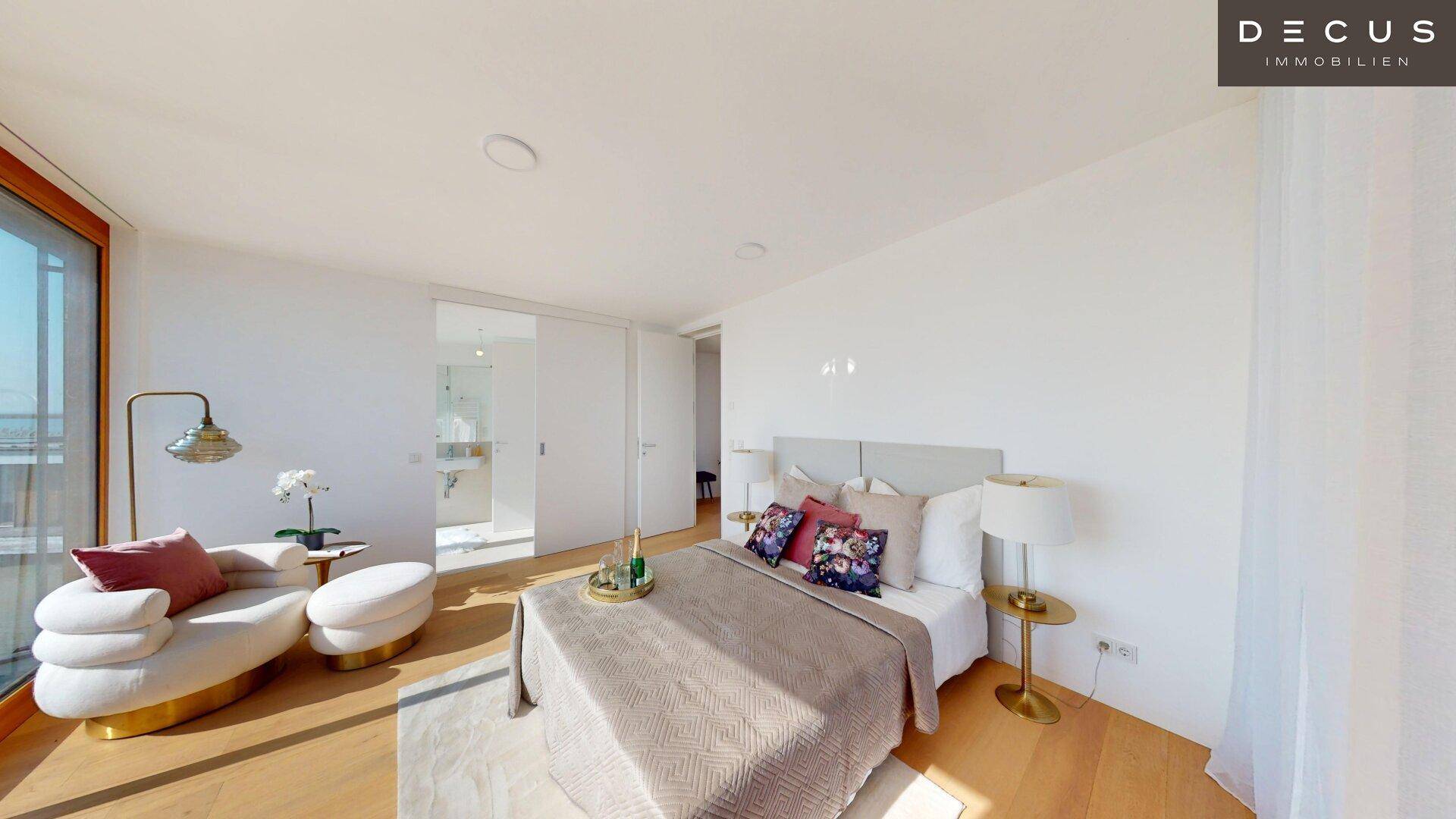 Modernes Schlafzimmer mit Doppelbett, stilvoller Einrichtung und viel Tageslicht.