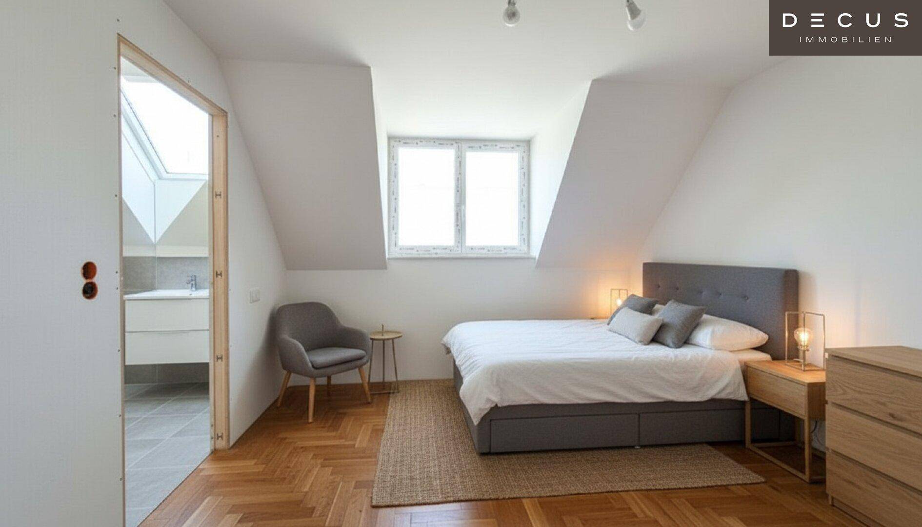 Gemütliches Schlafzimmer im Dachgeschoss mit schrägen Wänden, Parkettboden und direktem Zugang zum Badezimmer.