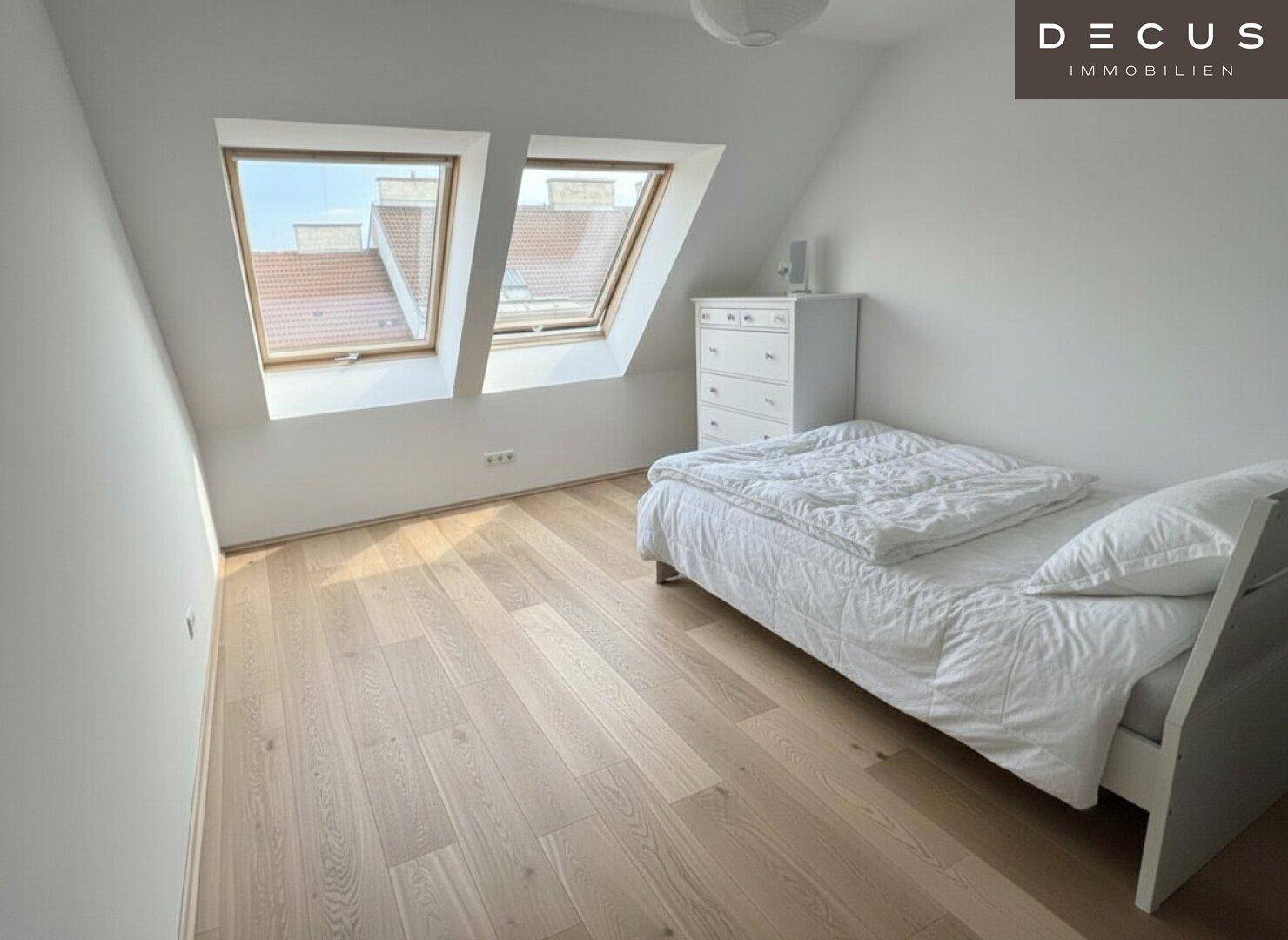 Helles Kinderzimmer oder Gästezimmer mit Holzboden, Einzelbett und zwei Dachfenstern.