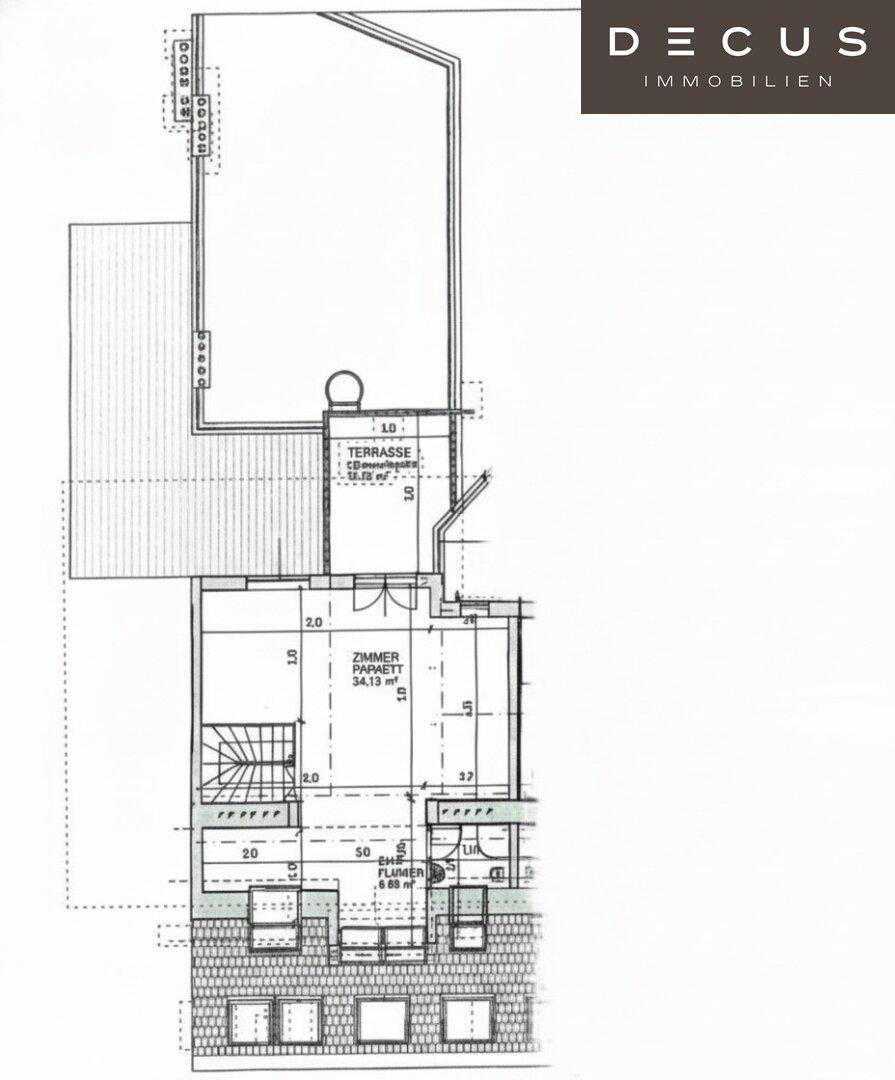 Grundriss der unteren Ebene mit einem großen Zimmer, Bad und Terrasse.