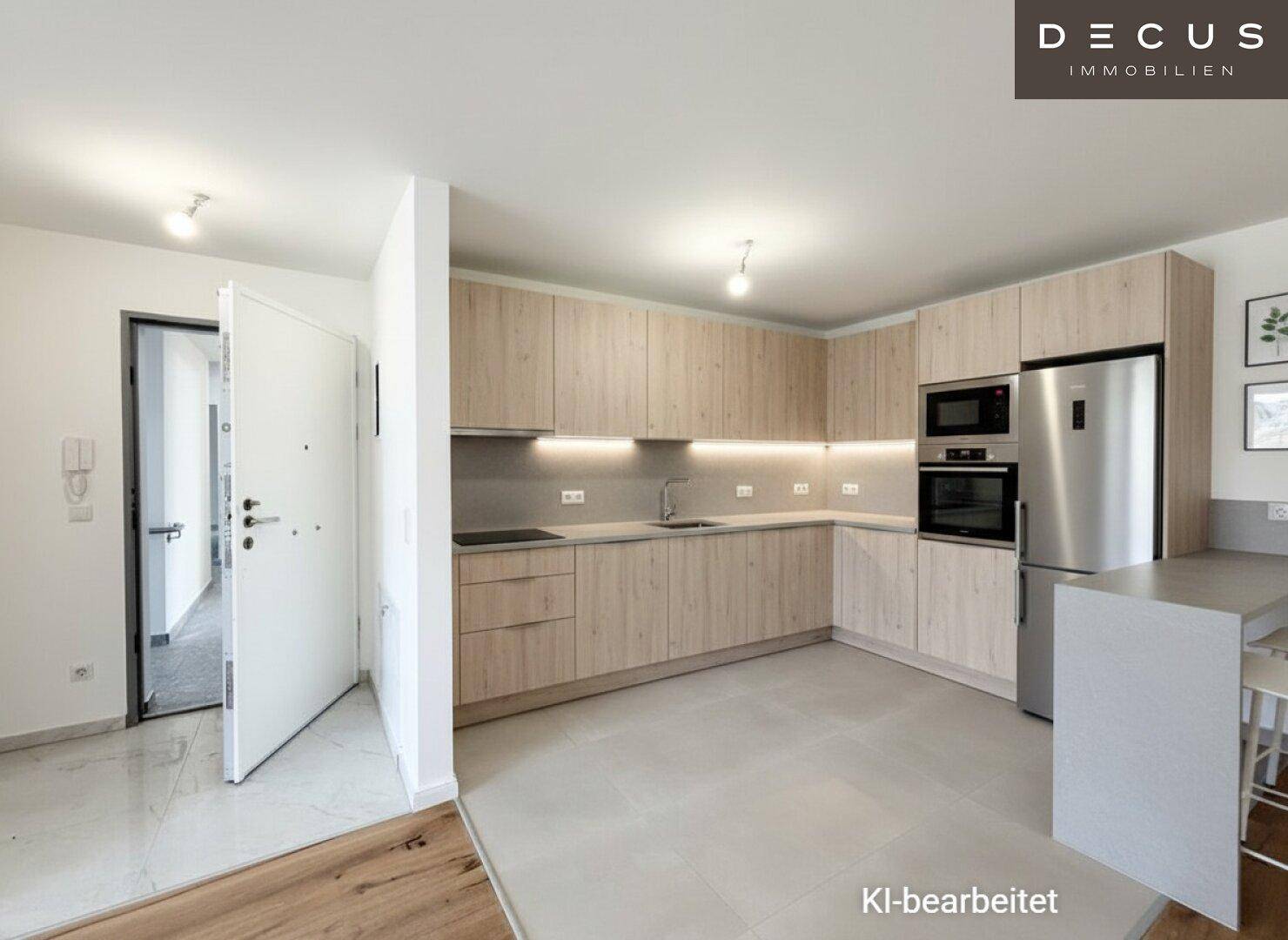 Helle Einbauküche mit modernen Holzfronten, integrierten Geräten und Essbereich.