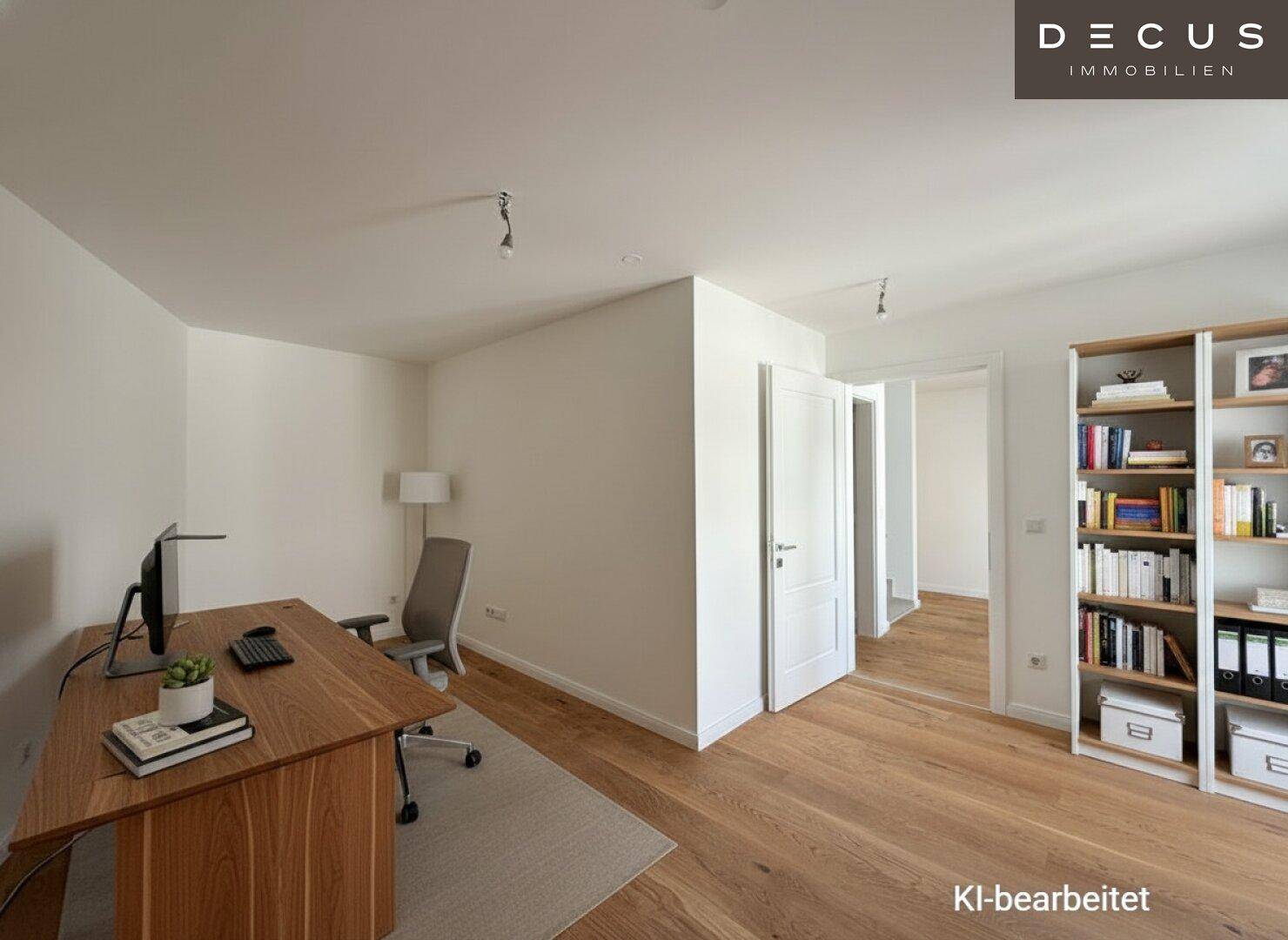 Helles Büro mit Holzparkettboden, modernem Schreibtisch und Bücherregal, ideal für Home-Office.