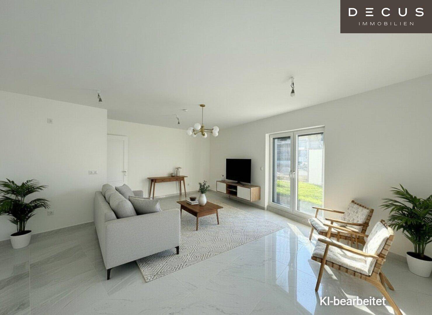 Modern eingerichteter Wohnbereich mit hellen Fliesen, Sofa und Zugang zum Garten.