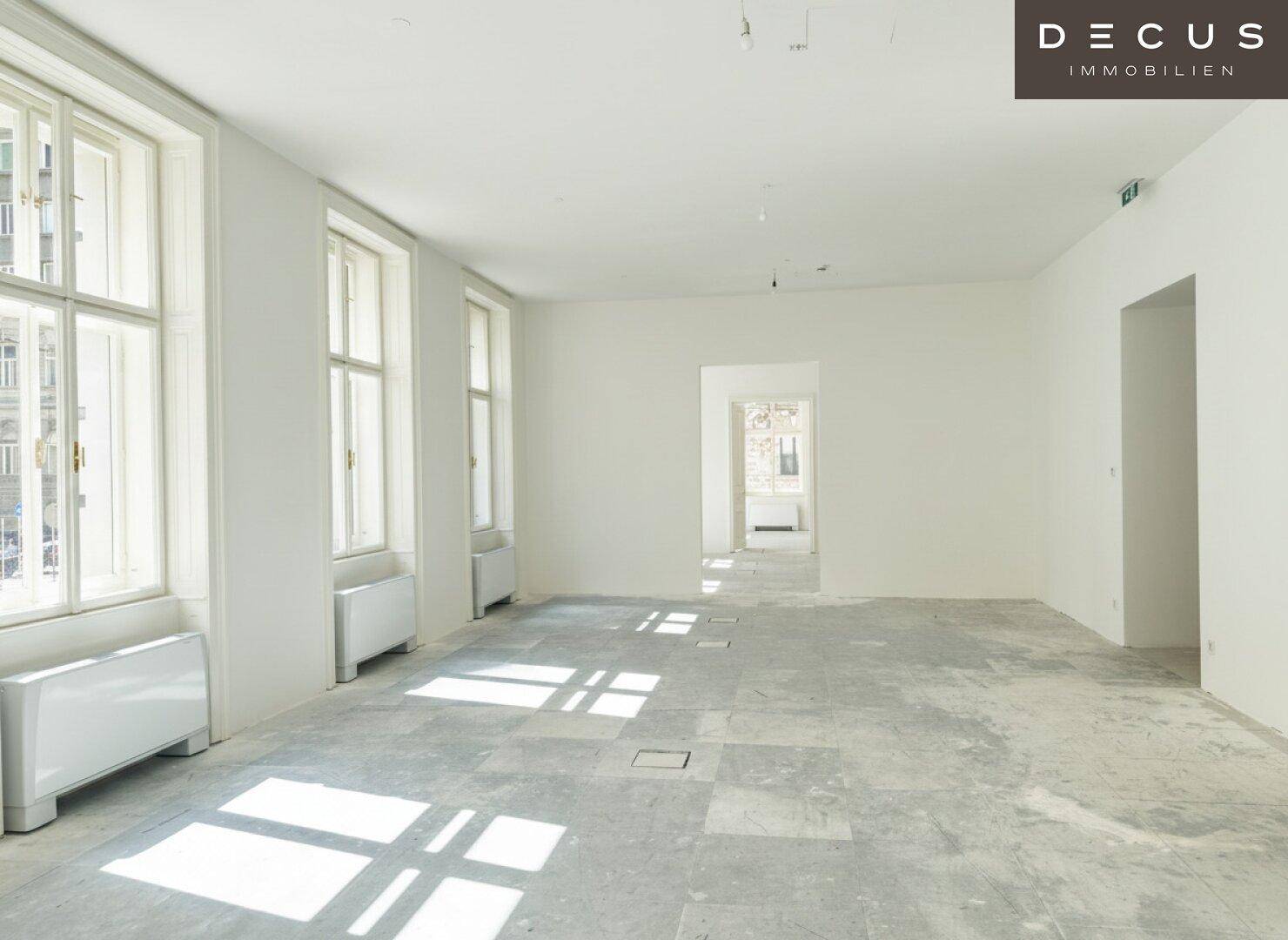 Geräumiger, lichtdurchfluteter Büroraum mit großen Fenstern und hellem Boden, ideal für flexible Nutzung.