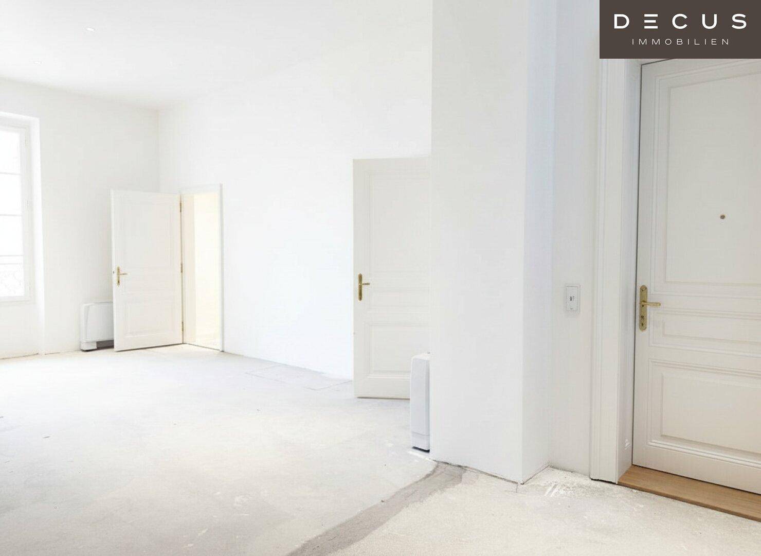 Heller, leerer Raum mit mehreren Türen und weiß gestrichenen Wänden, bereit für die individuelle Gestaltung.