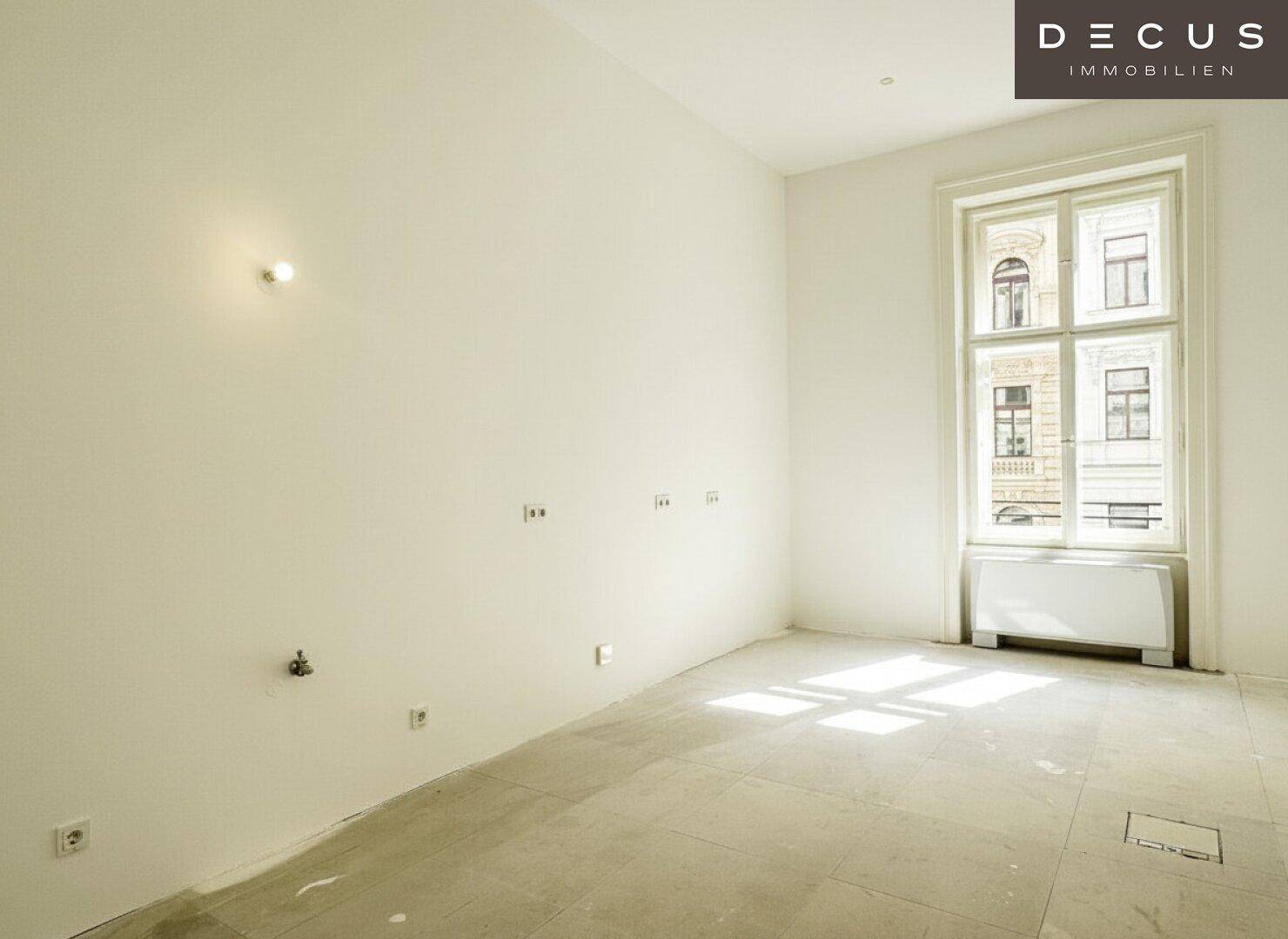 Heller Raum mit einem großen Fenster, das viel Tageslicht spendet, und vorbereiteten Wänden für die Endgestaltung.
