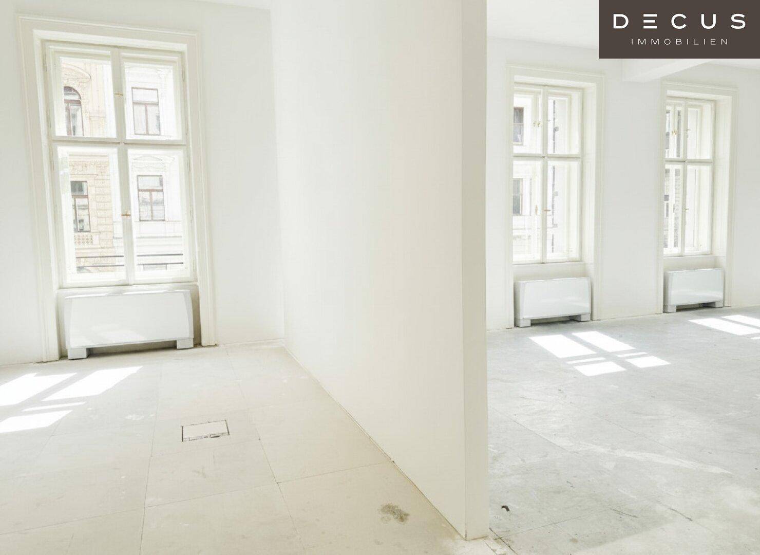 Heller Raum mit einer Trennwand und mehreren Fenstern, die viel Tageslicht bieten.