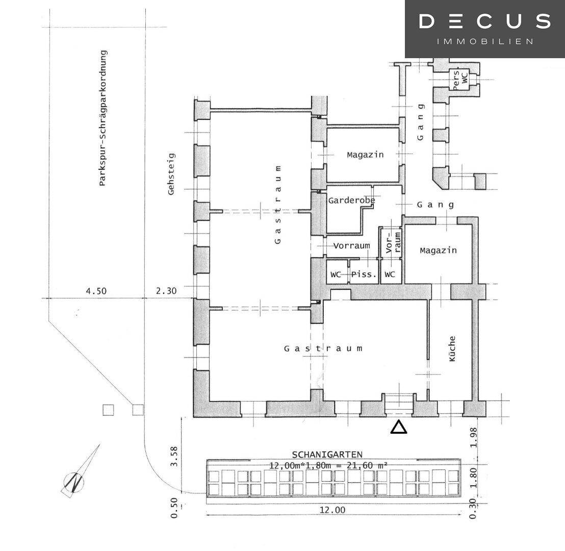 Grundriss des Erdgeschosses mit Gastraum, Küche, Magazin und Sanitäranlagen, inklusive Außenbereich.