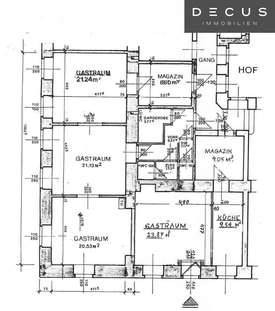 Detaillierter Grundriss des Erdgeschosses mit mehreren Gasträumen, Küche und Sanitärbereichen, inklusive Hof.