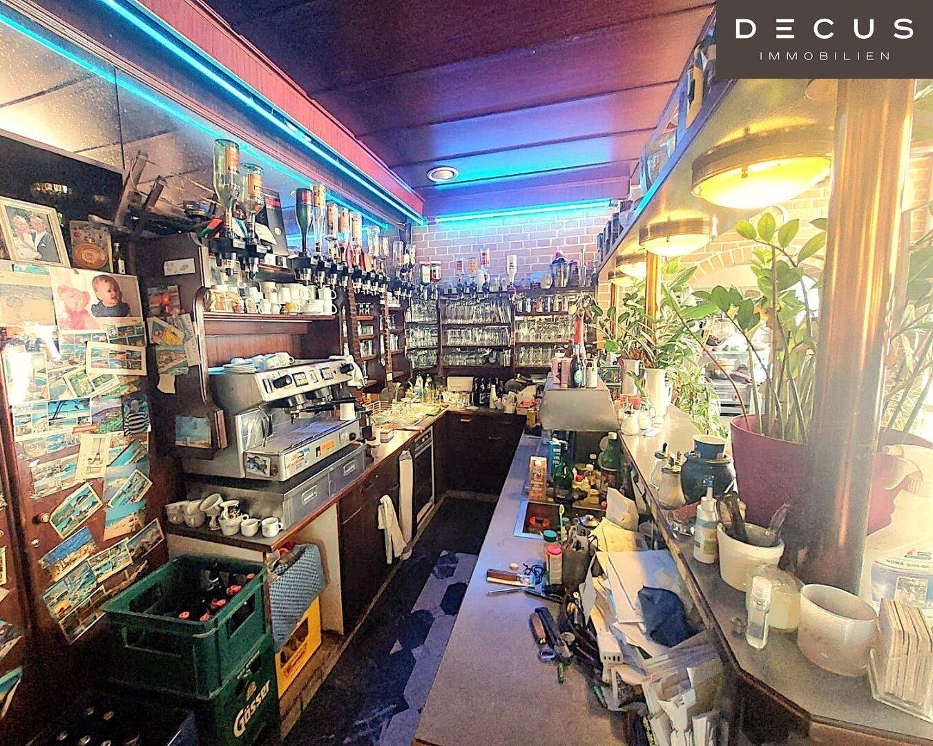 Der Servicebereich einer Bar mit Kaffeemaschine, Gläsern und Flaschen, bereit für den Betrieb.