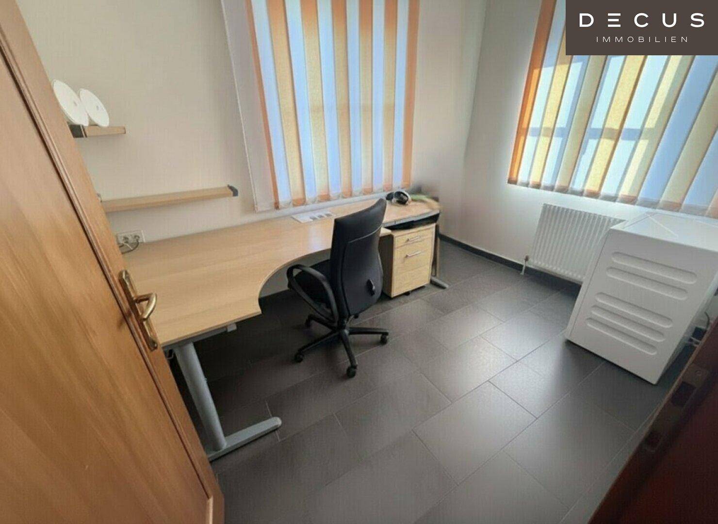 Funktionales Heimbüro mit Schreibtisch, Bürostuhl und Fliesenboden.