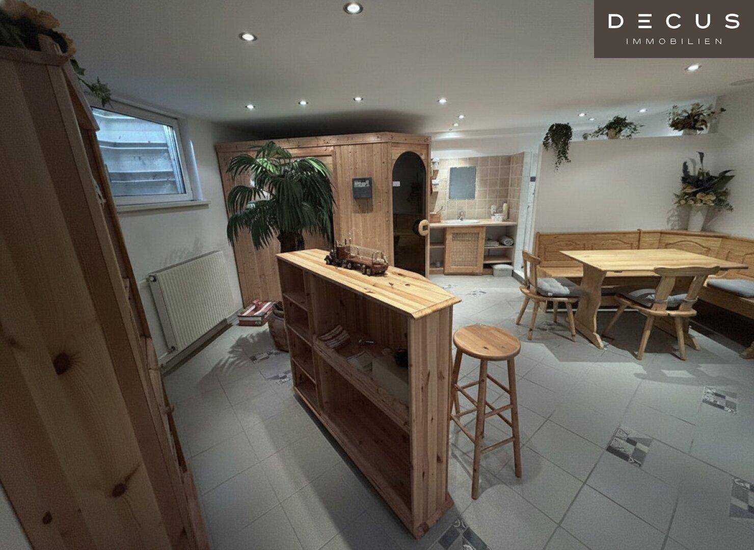 Gemütlicher Kellerraum mit Sauna, Barbereich und rustikalen Holzmöbeln für gesellige Stunden.