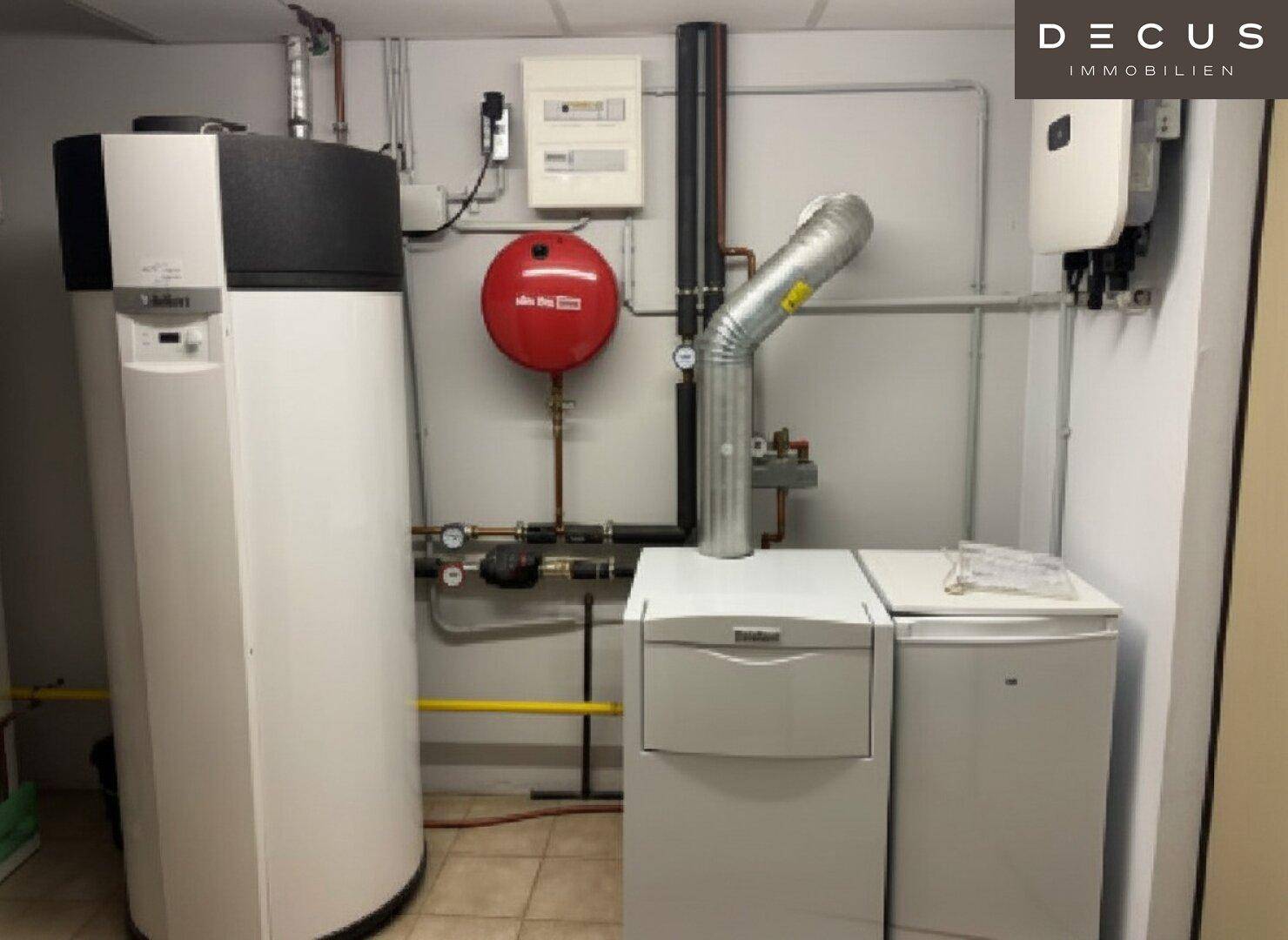 Technikraum mit Heizungsanlage und Warmwasserspeicher, gut zugänglich und organisiert.