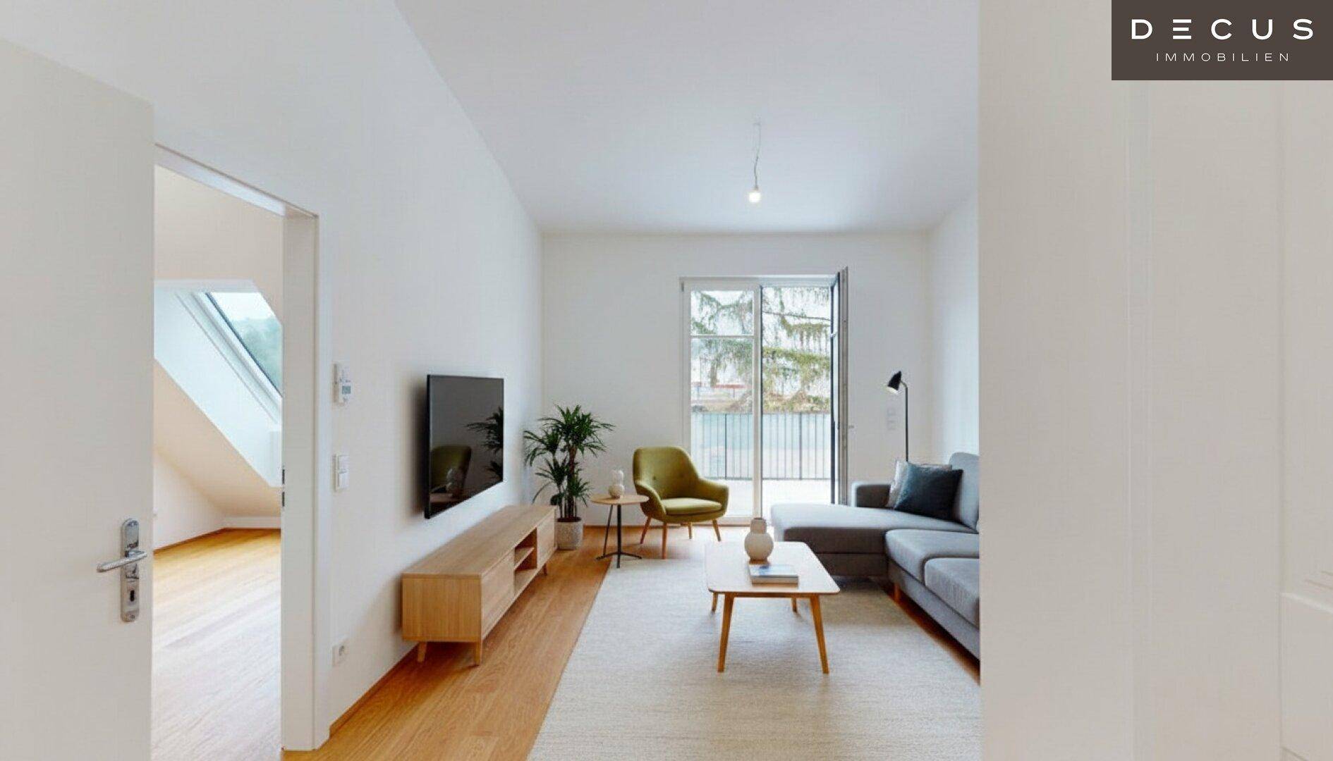 Gemütliches Wohnzimmer mit Sofa, Fernseher und Zugang zu einem Raum mit Dachfenster.