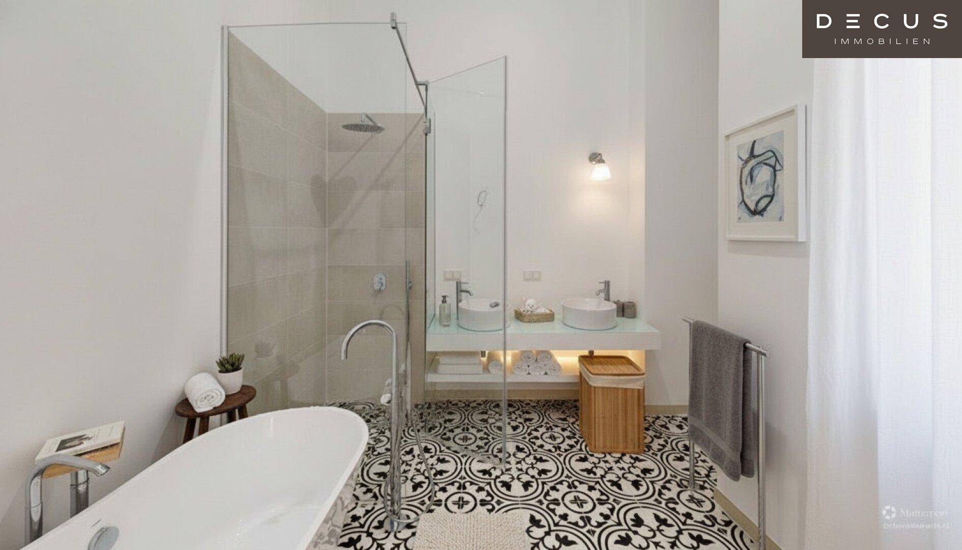 Modernes Badezimmer mit freistehender Badewanne, großer Dusche und doppelten Waschbecken.