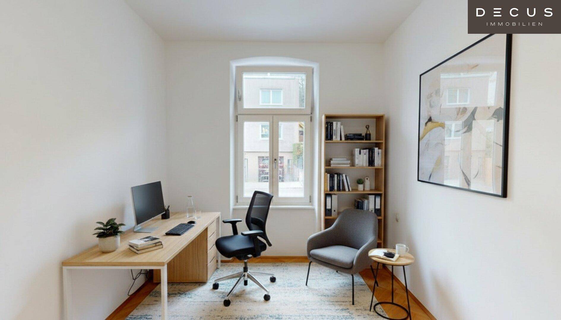 Helles Arbeitszimmer mit Parkettboden, Schreibtisch und Bücherregal, ideal für Home-Office.