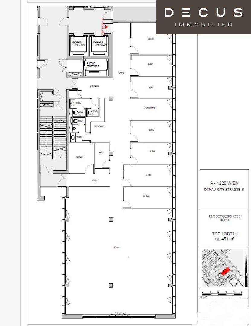 Grundriss eines Bürogeschosses mit mehreren Büroräumen, Sanitäranlagen und Aufzugzugang.