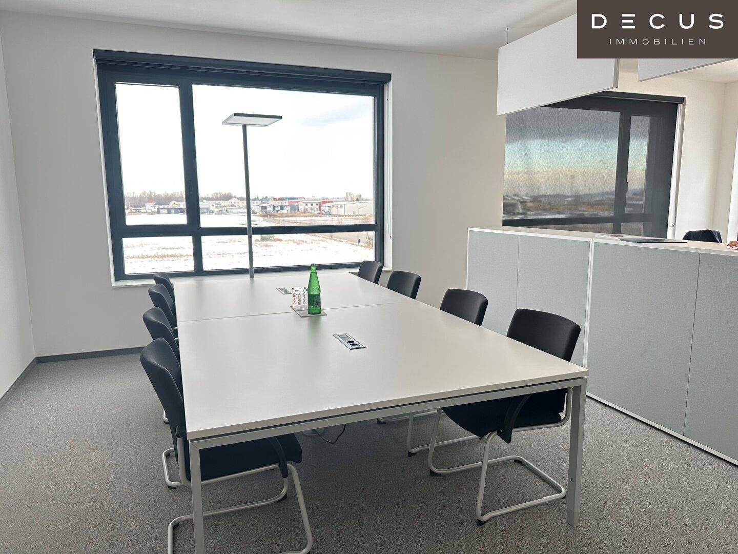 Konferenzraum mit einem großen Tisch und Stühlen, ideal für Besprechungen, mit weitem Ausblick.