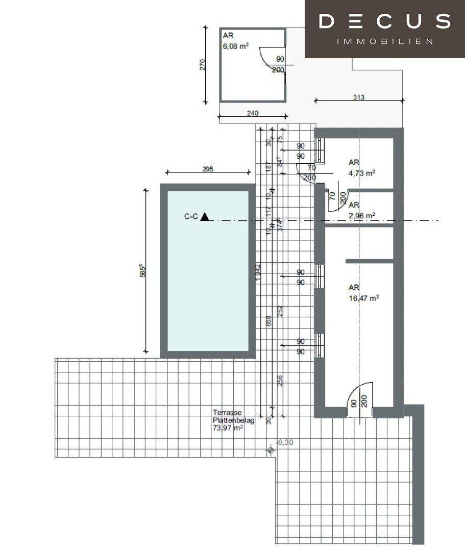 Grundriss mit Nebengebäude, Abstellräumen und einer großen Terrasse mit Plattenbelag.