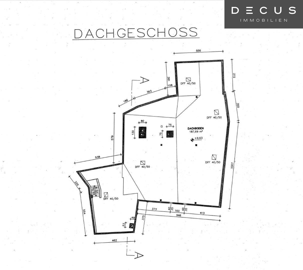Grundriss des Dachgeschosses mit großem Dachbodenbereich und Dachfenstern.