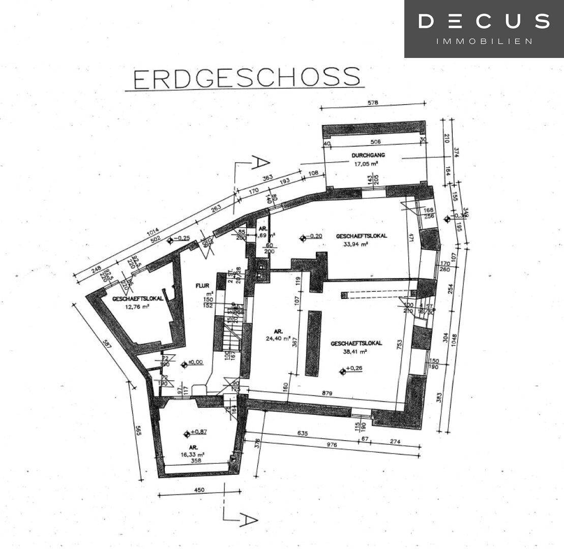 Grundriss des Erdgeschosses mit mehreren Geschäftsräumen und einem Durchgang.