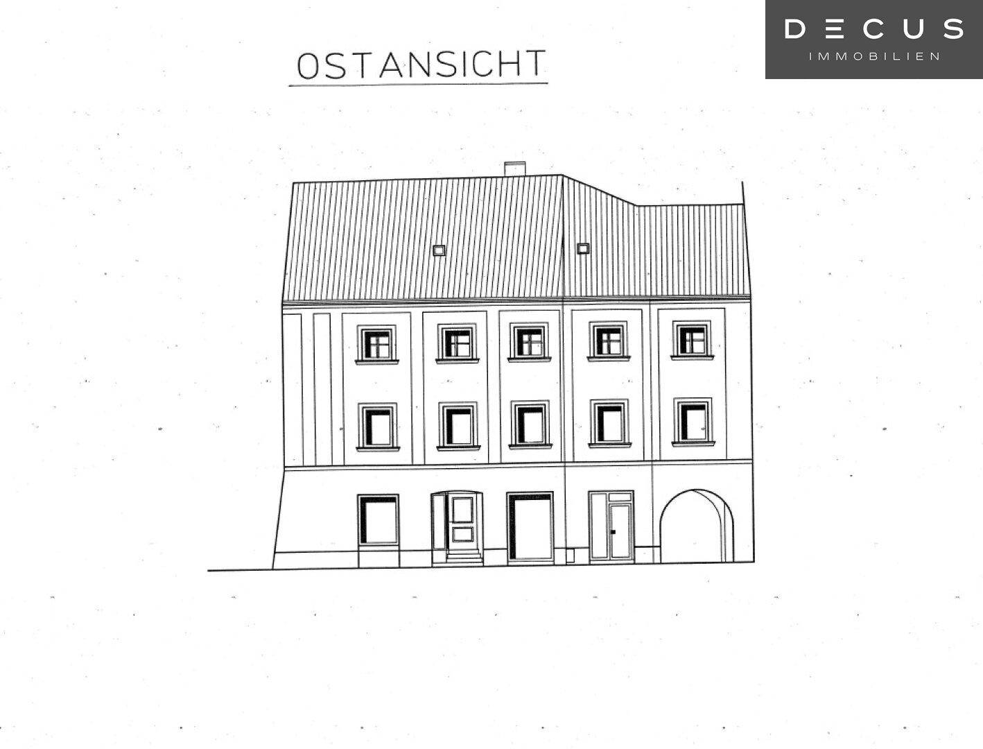 Ostansicht des Gebäudes mit mehreren Fenstern und einem Mansarddach.