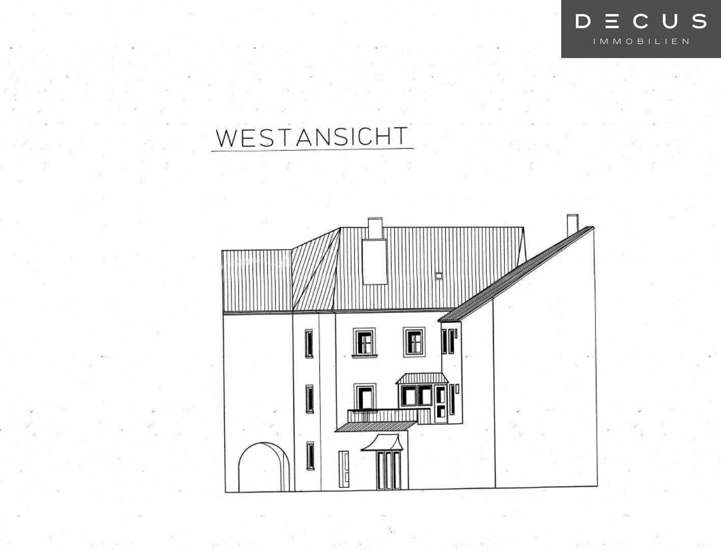 Westansicht des Gebäudes mit Balkon und traditioneller Architektur.