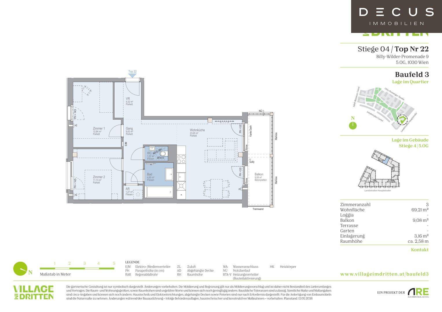 Grundriss einer Wohnung mit drei Zimmern, Balkon und offener Wohnküche.
