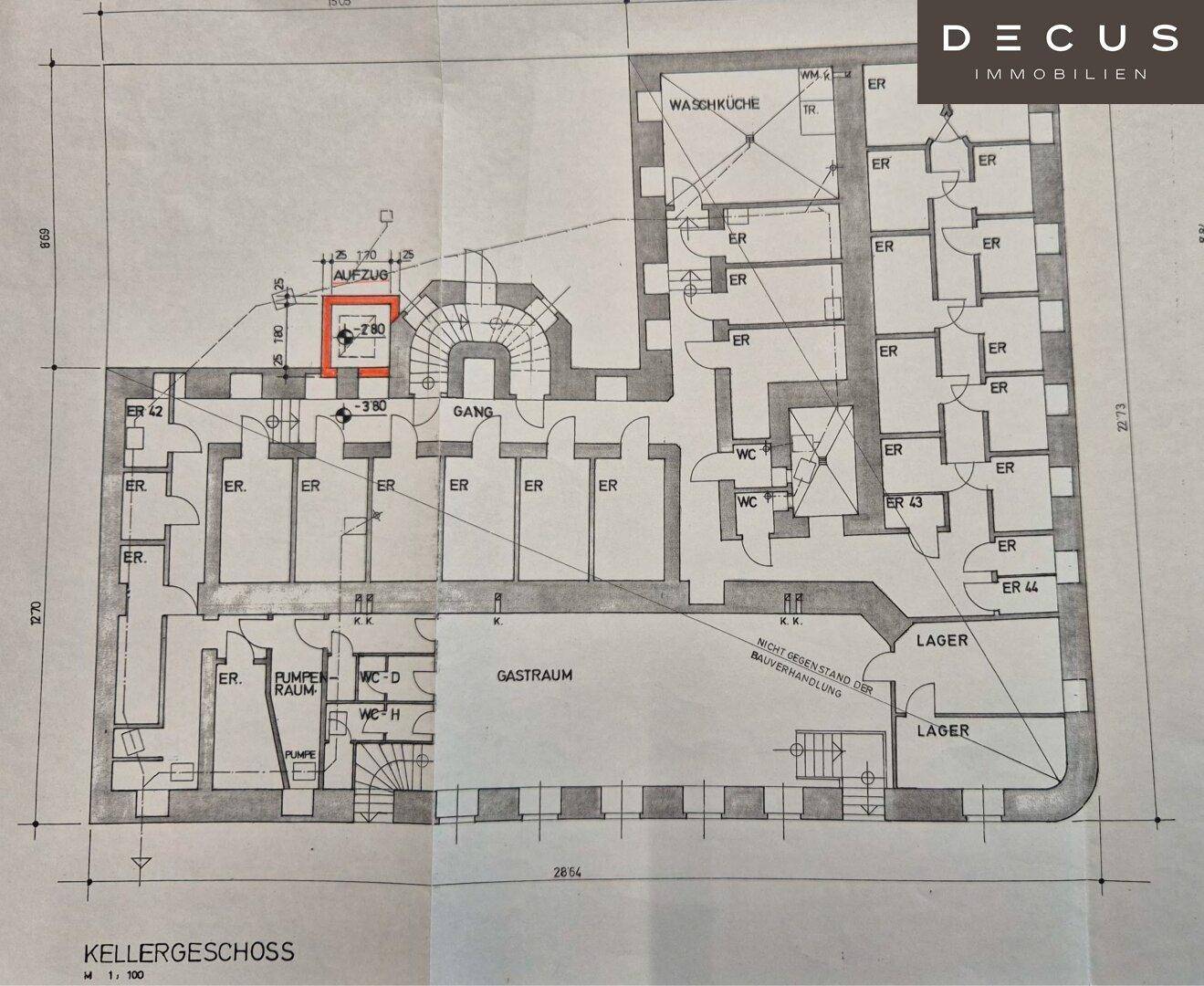 Grundriss des Kellergeschosses mit Waschküche, Lagerräumen und Aufzugsschacht.
