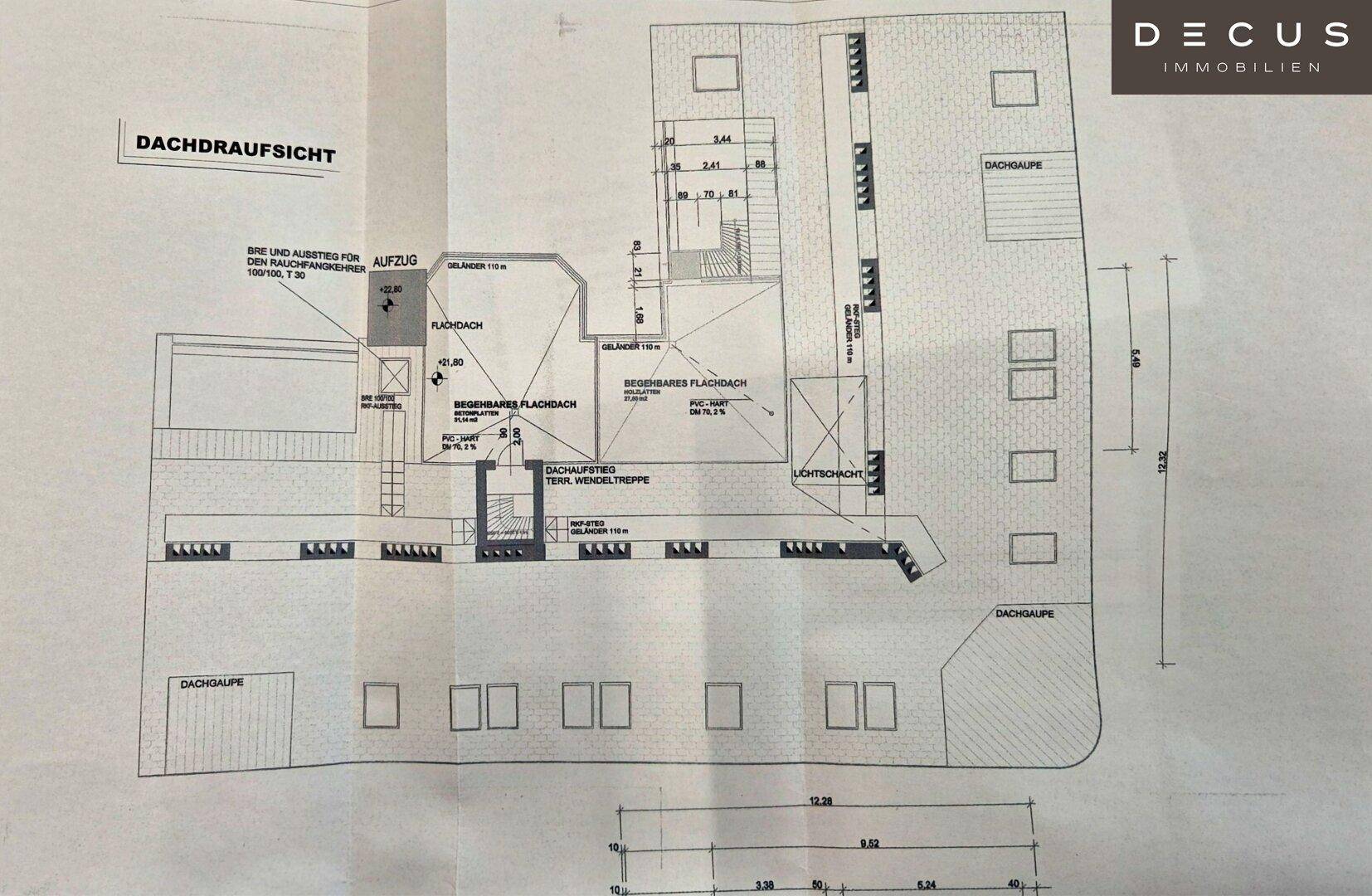 Dachaufsicht des Gebäudes mit begehbarem Flachdach, Dachgauben und Aufzug.