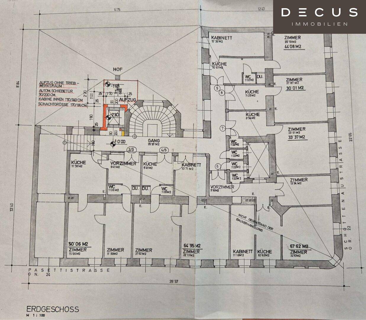Grundriss des Erdgeschosses mit mehreren Zimmern, Küchen und Aufzugszugang.