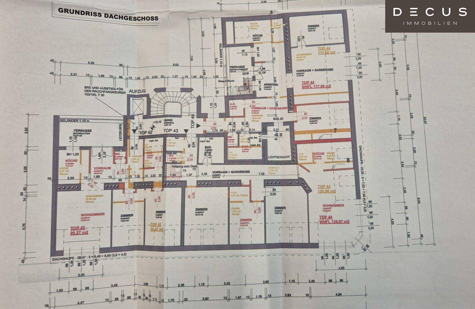 Detaillierter Grundriss des Dachgeschosses mit Terrassen, Wohnbereichen und Aufzug.