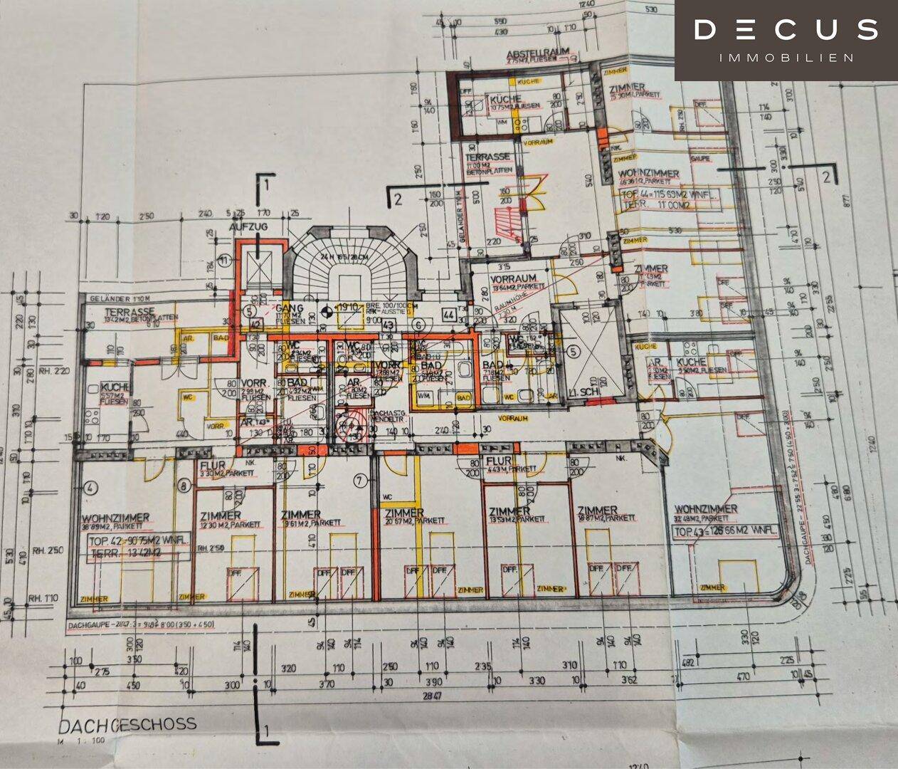 Grundriss des Dachgeschosses mit Wohnzimmern, Terrassen und Aufzugszugang.