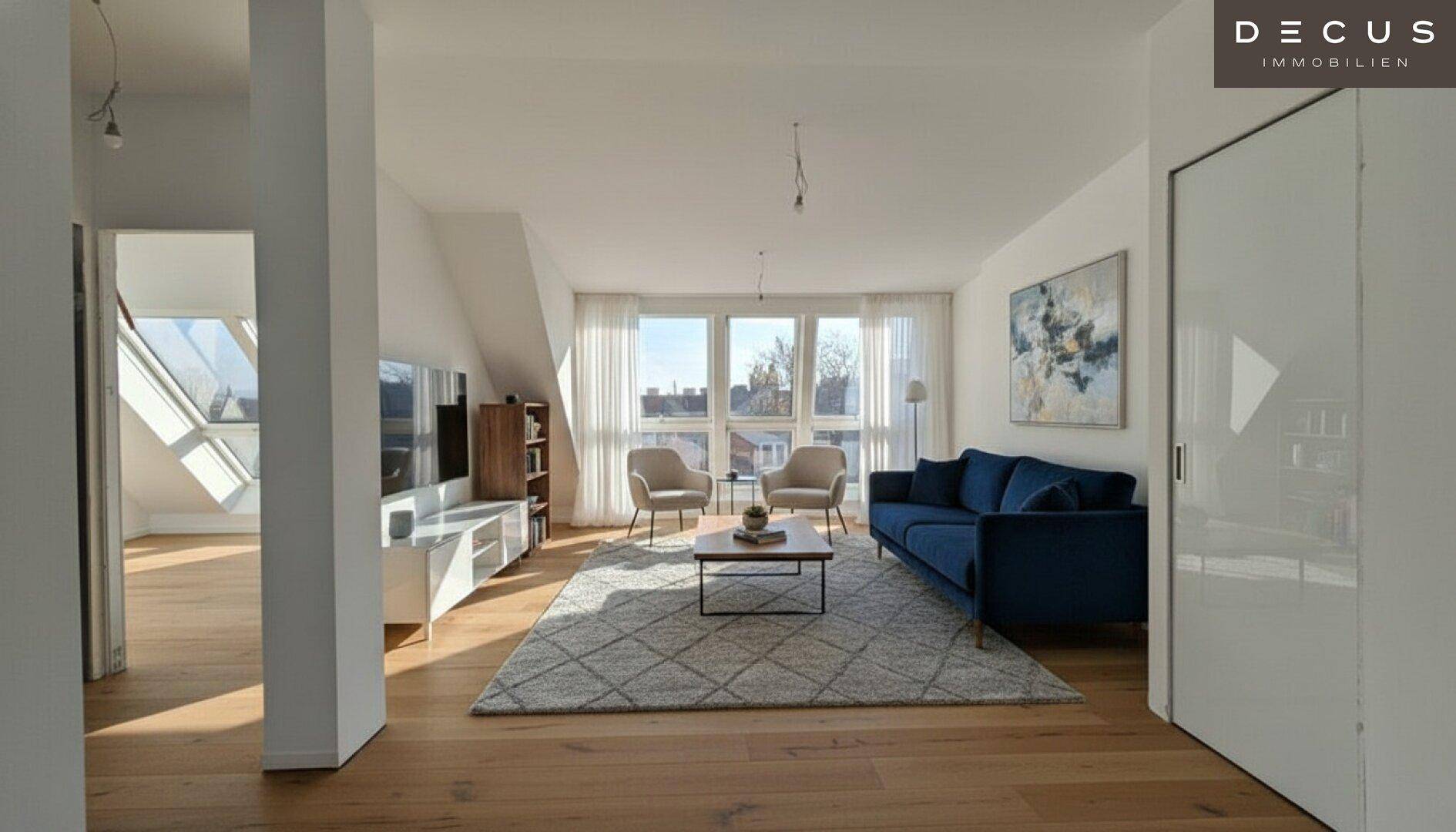 Geräumiges Wohnzimmer mit Holzboden, großen Fenstern und blauer Couch.