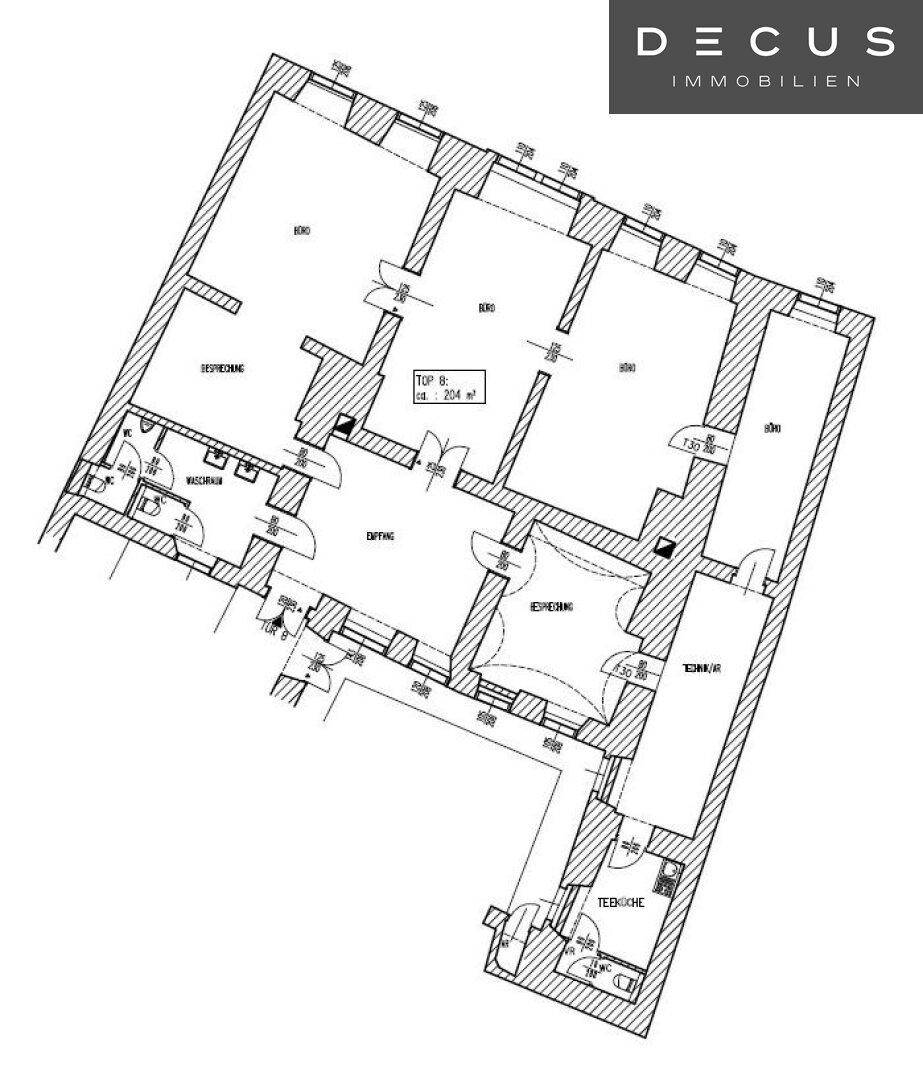 Grundriss einer Wohnung mit mehreren Zimmern, zwei Bädern, einem Balkon und zusätzlichen Kellerräumen.
