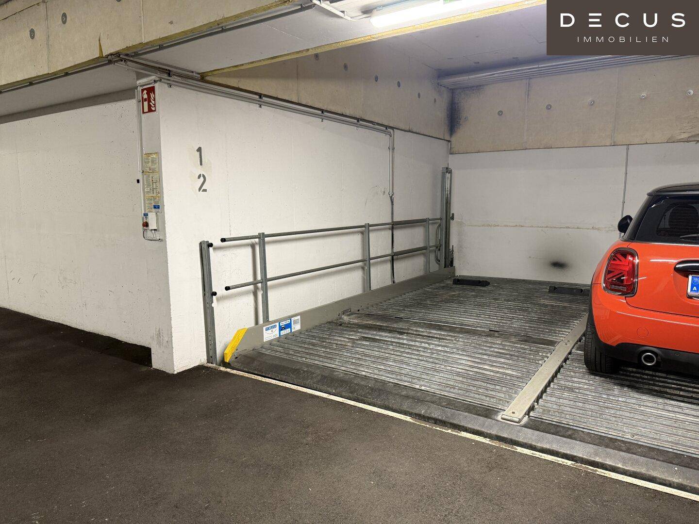 Tiefgarage mit modernem Doppelparker-System für effizientes Parken von Fahrzeugen.