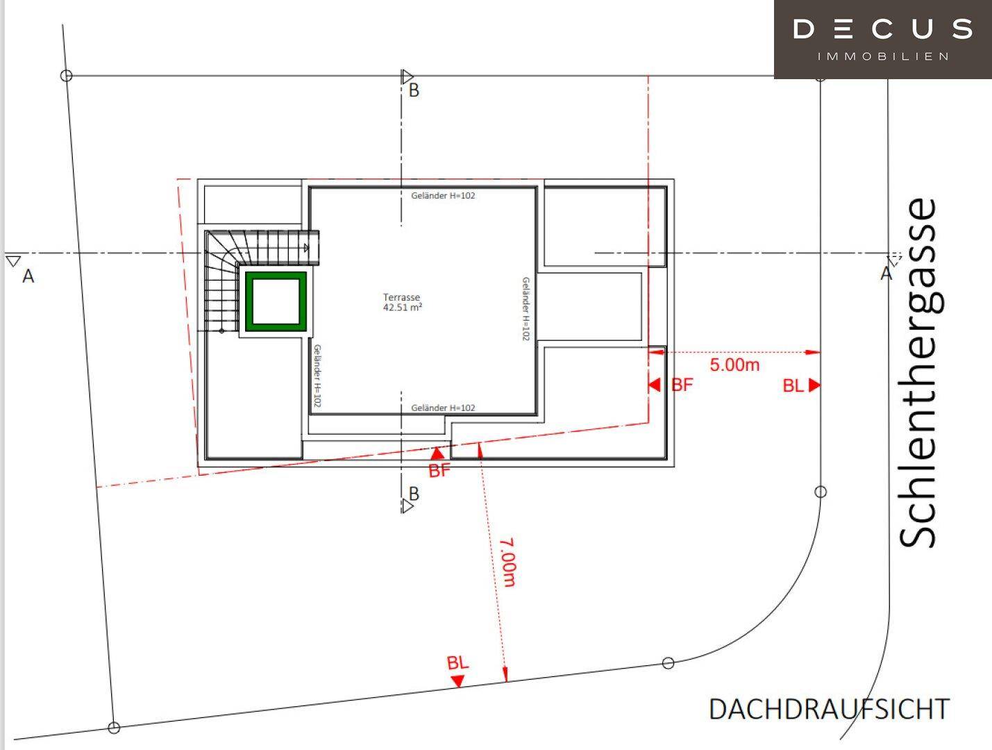 Dachaufsicht des Gebäudes mit großer Dachterrasse und sichtbarem Treppenhaus.
