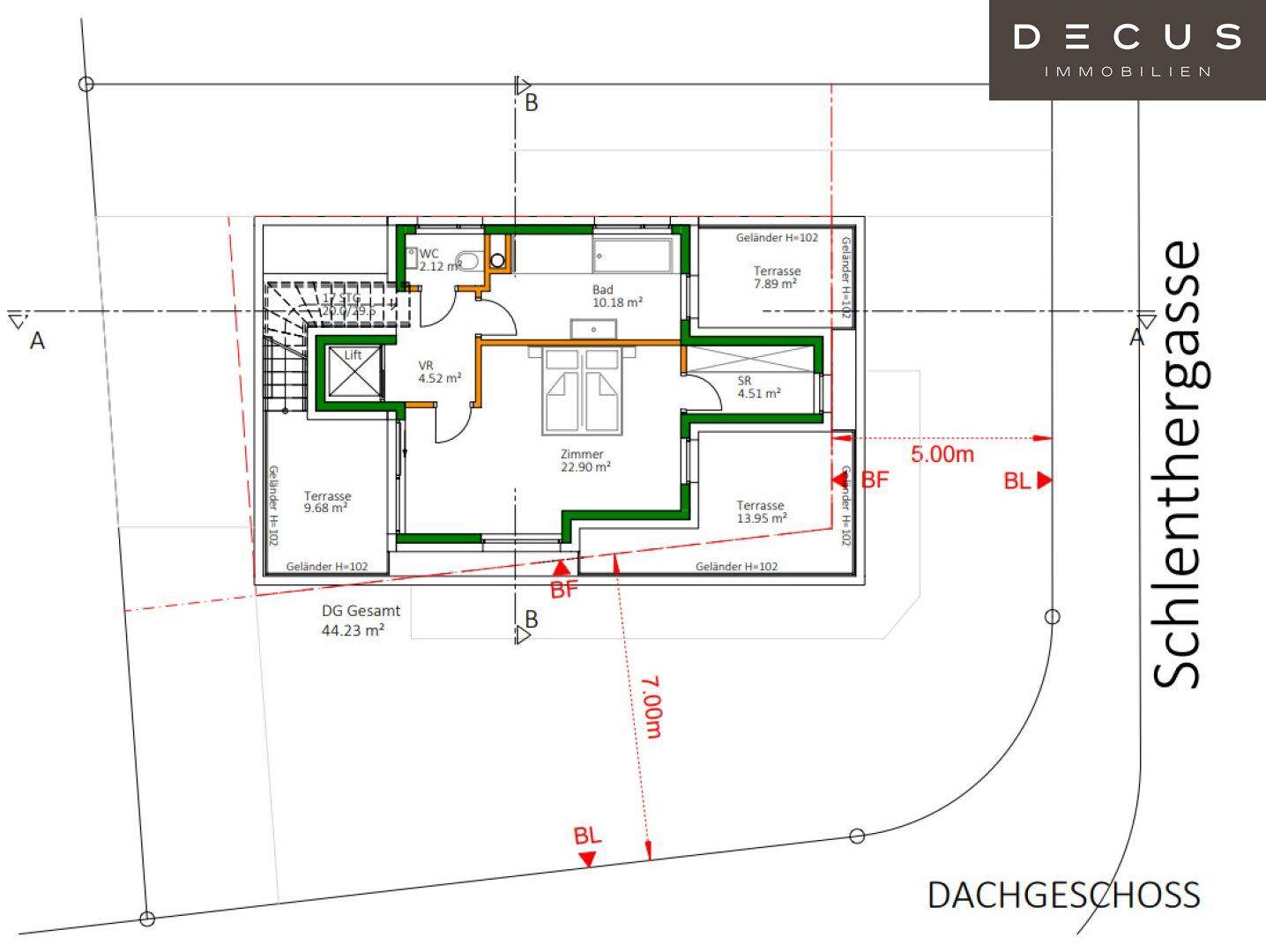 Grundriss des Dachgeschosses mit Schlafzimmer, Bad, WC und mehreren Terrassen.