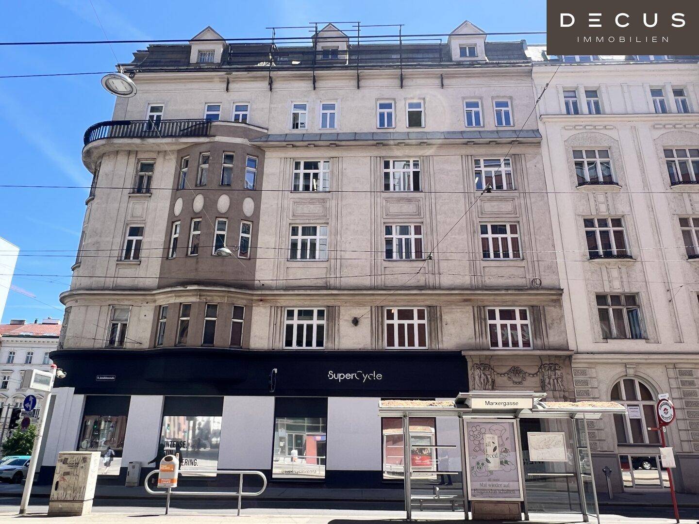 Historisches Gebäude mit Geschäften im Erdgeschoss und Wohnungen darüber.